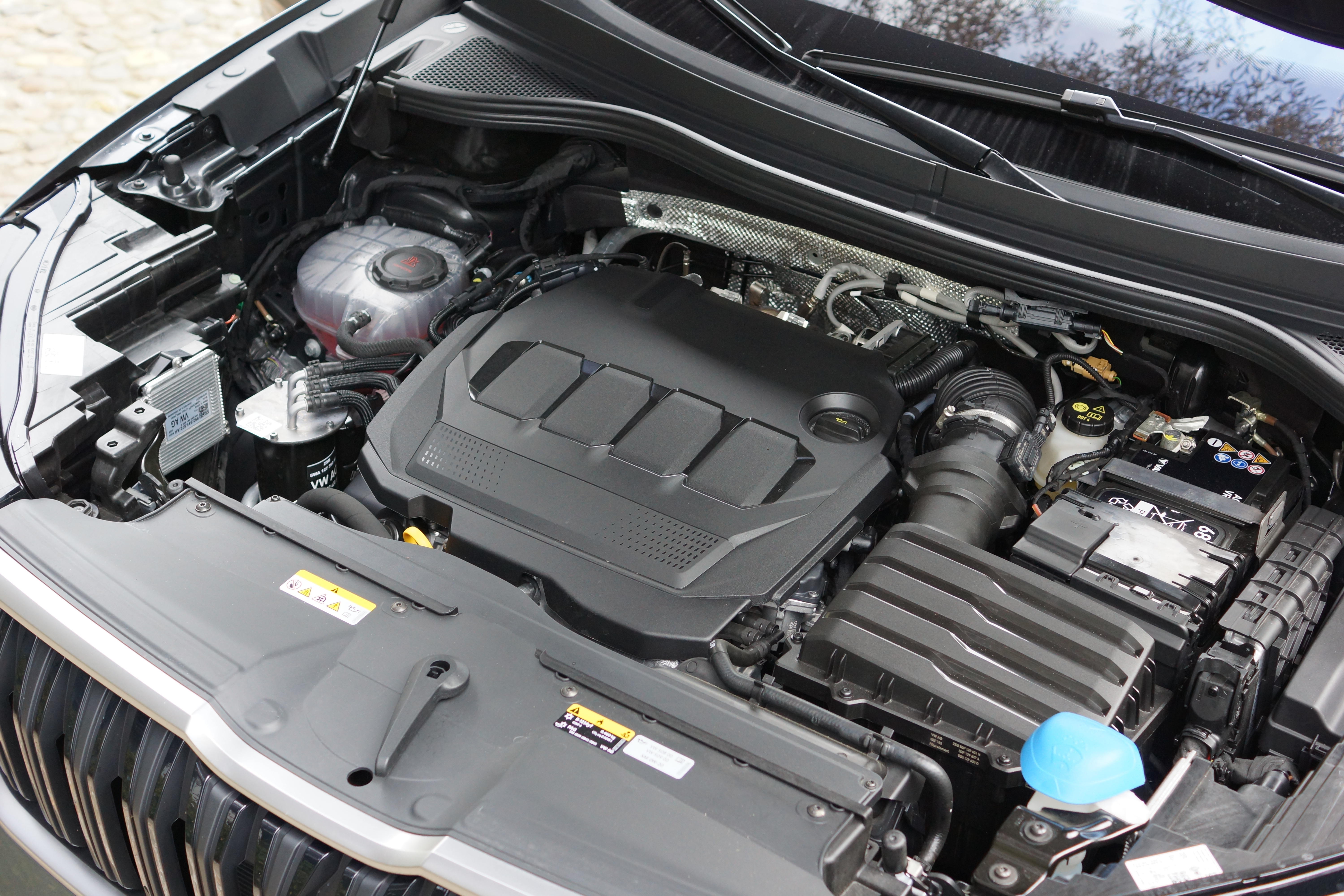 Open bonnet of a Škoda Kodiaq with a view of the engine.