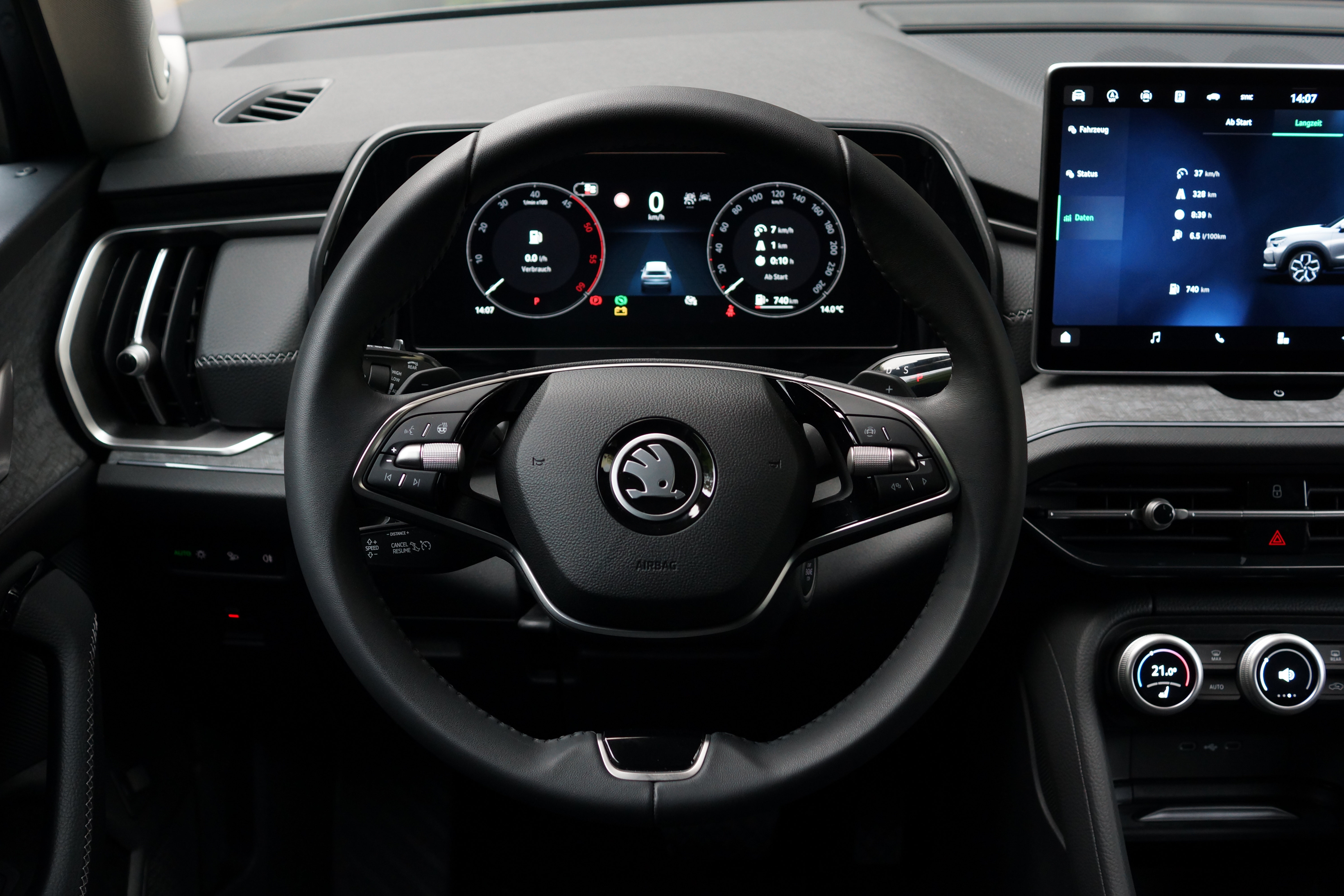  Detail of the steering wheel in the Škoda Kodiaq.