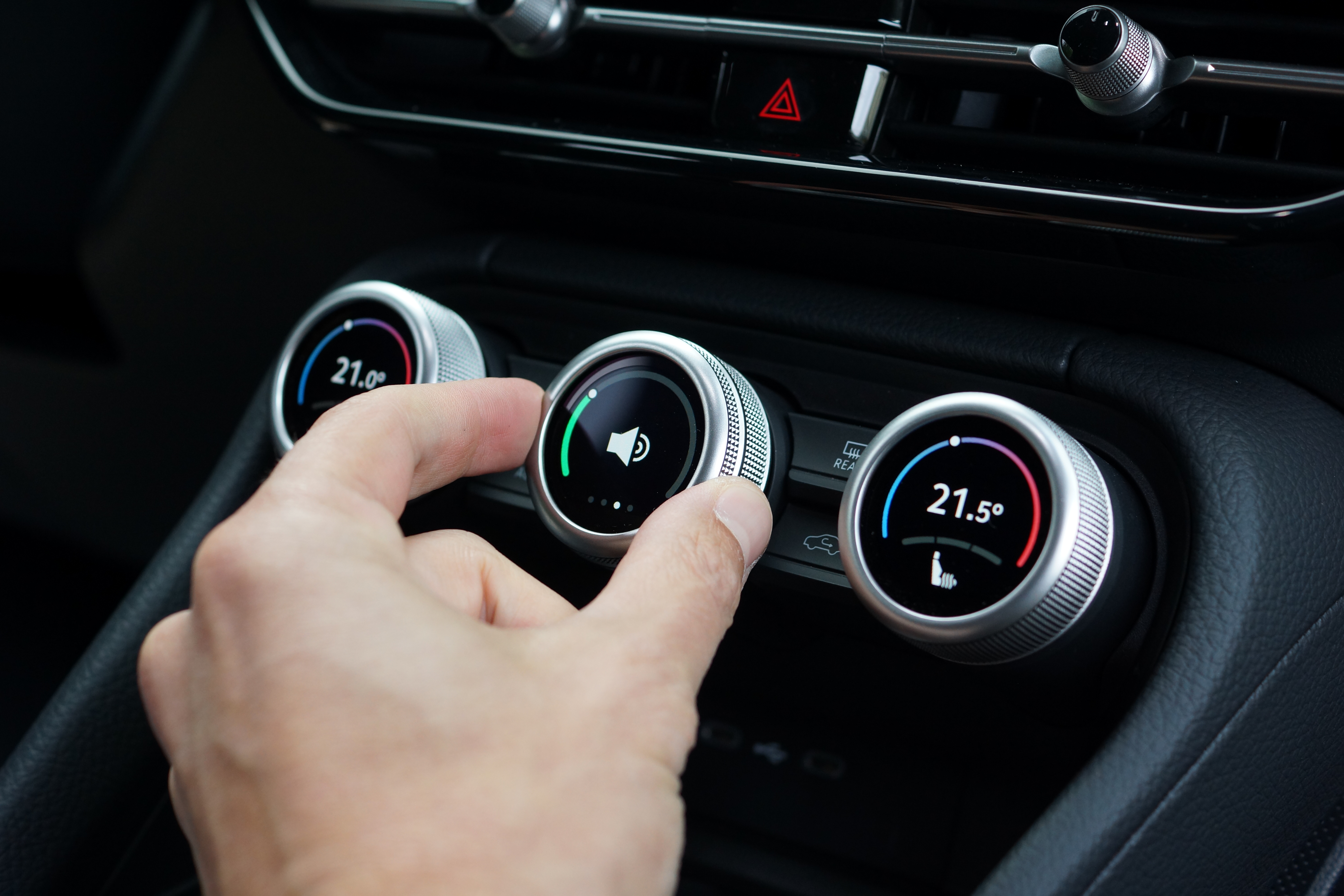  Rotary pushbutton in the Škoda Kodiaq with one hand operating it.