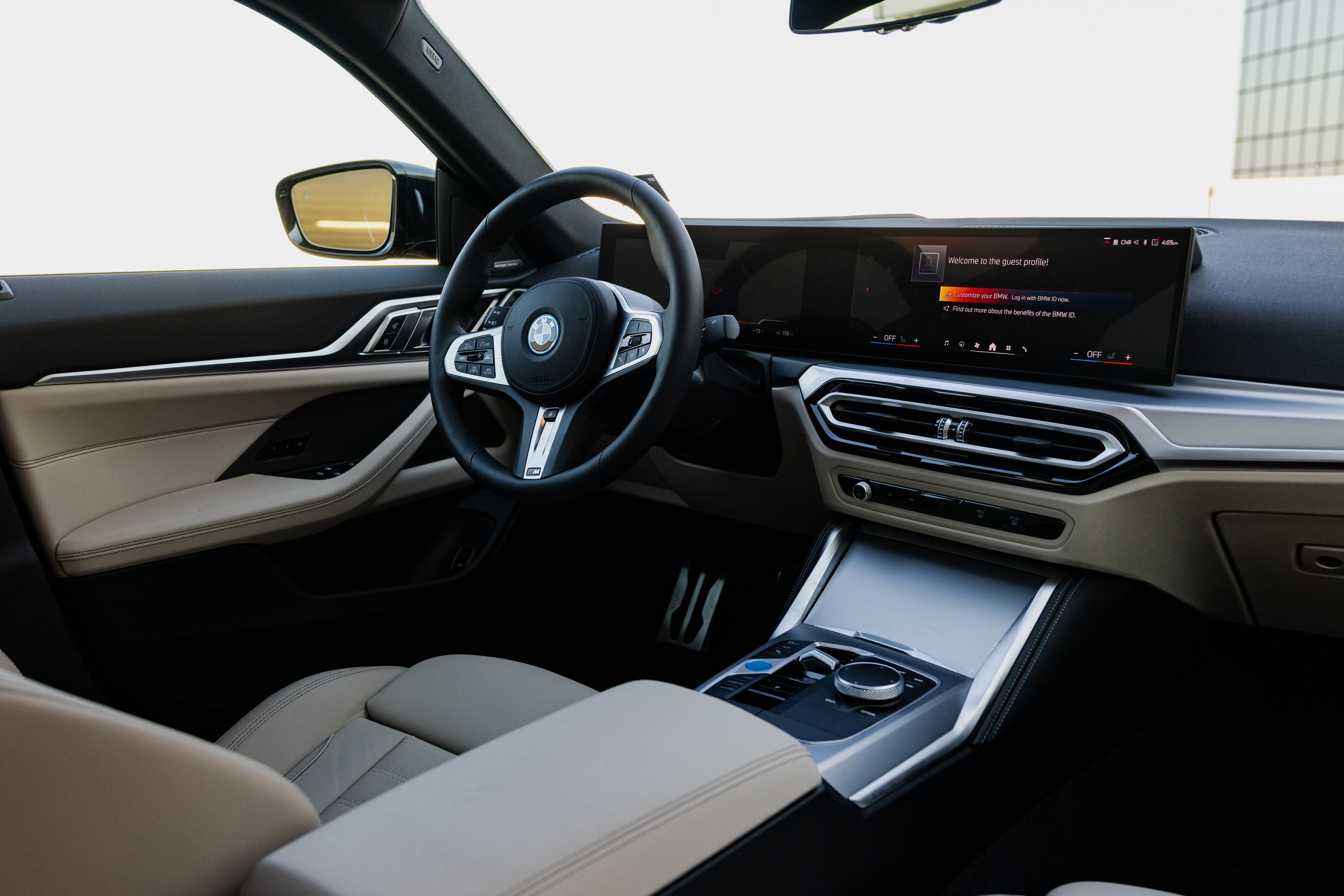 BMW I4  Armaturenbrett und Lenkrad