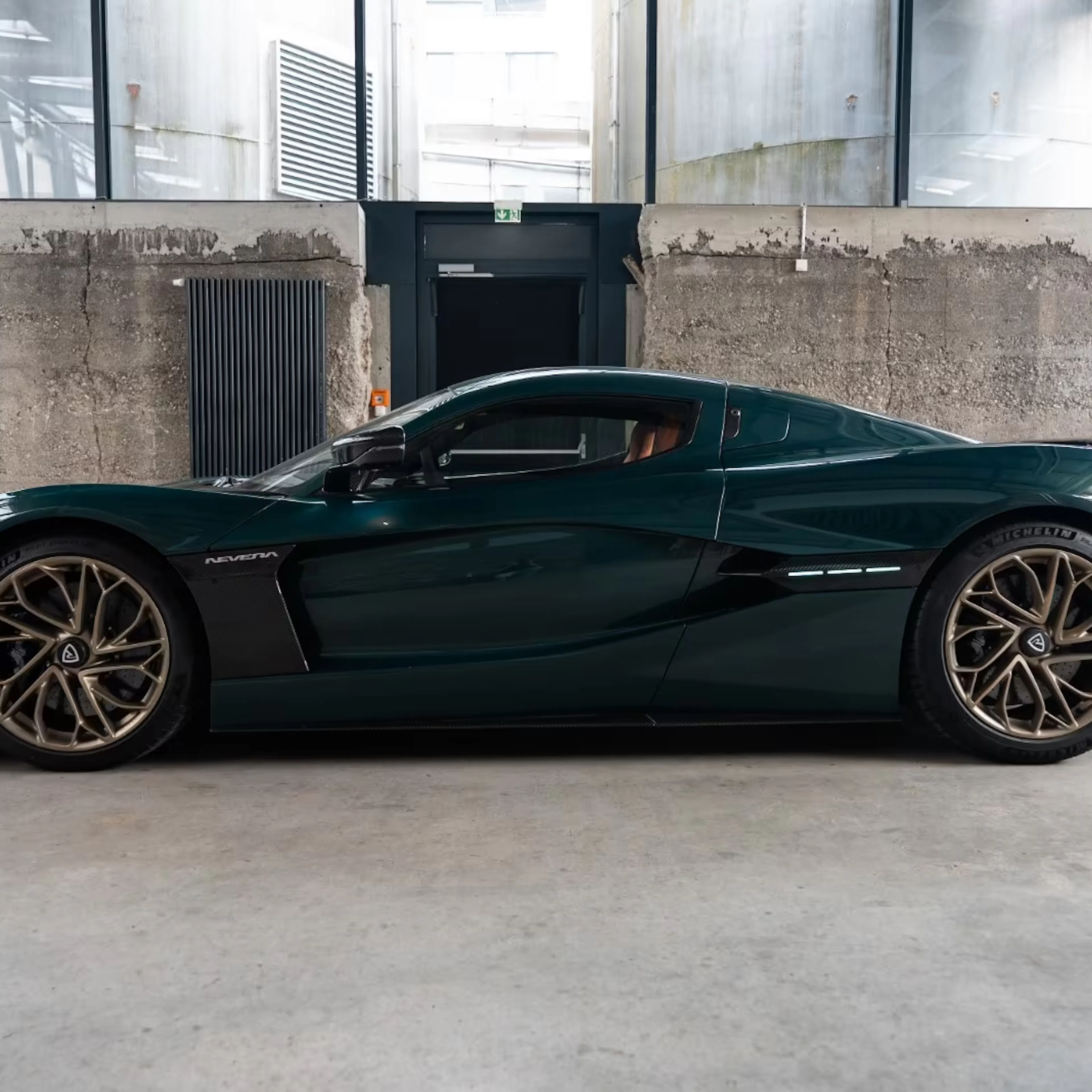 Ein dunkel lackierter Rimac Nevera in einer Halle.