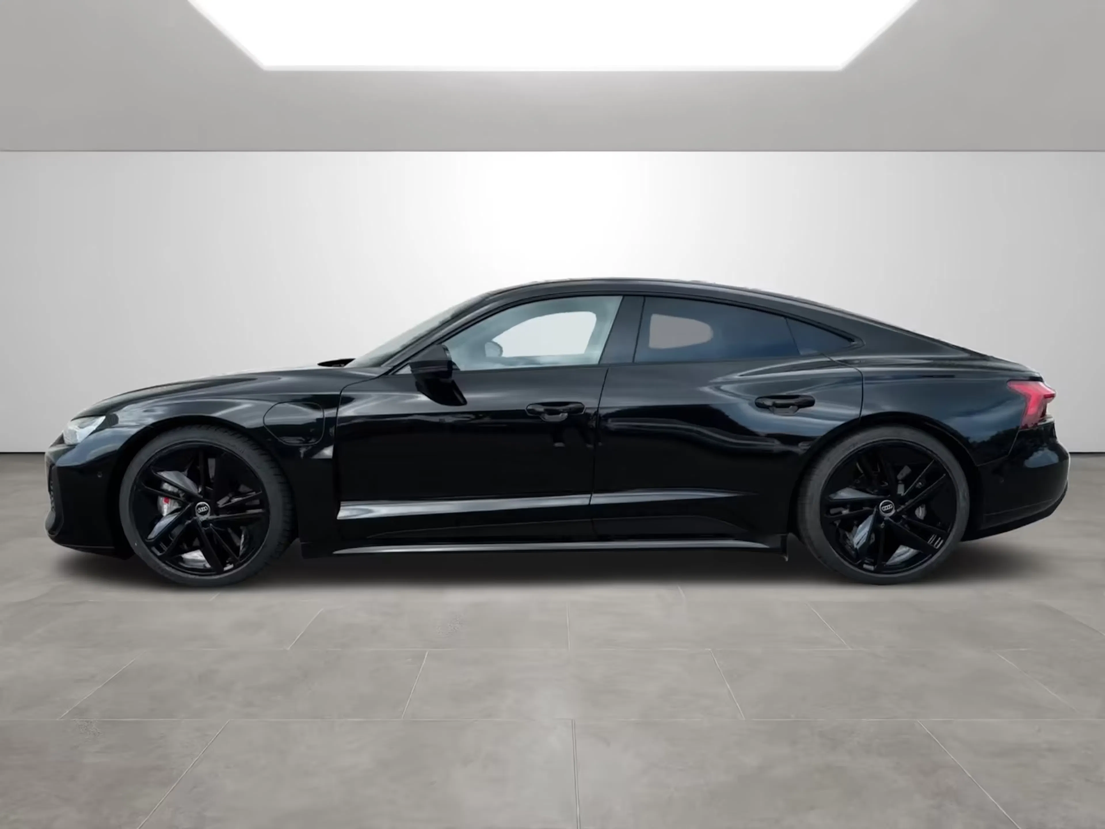 Ein Audi RS e-tron GT performance steht auf einer betonierten Fläche.
