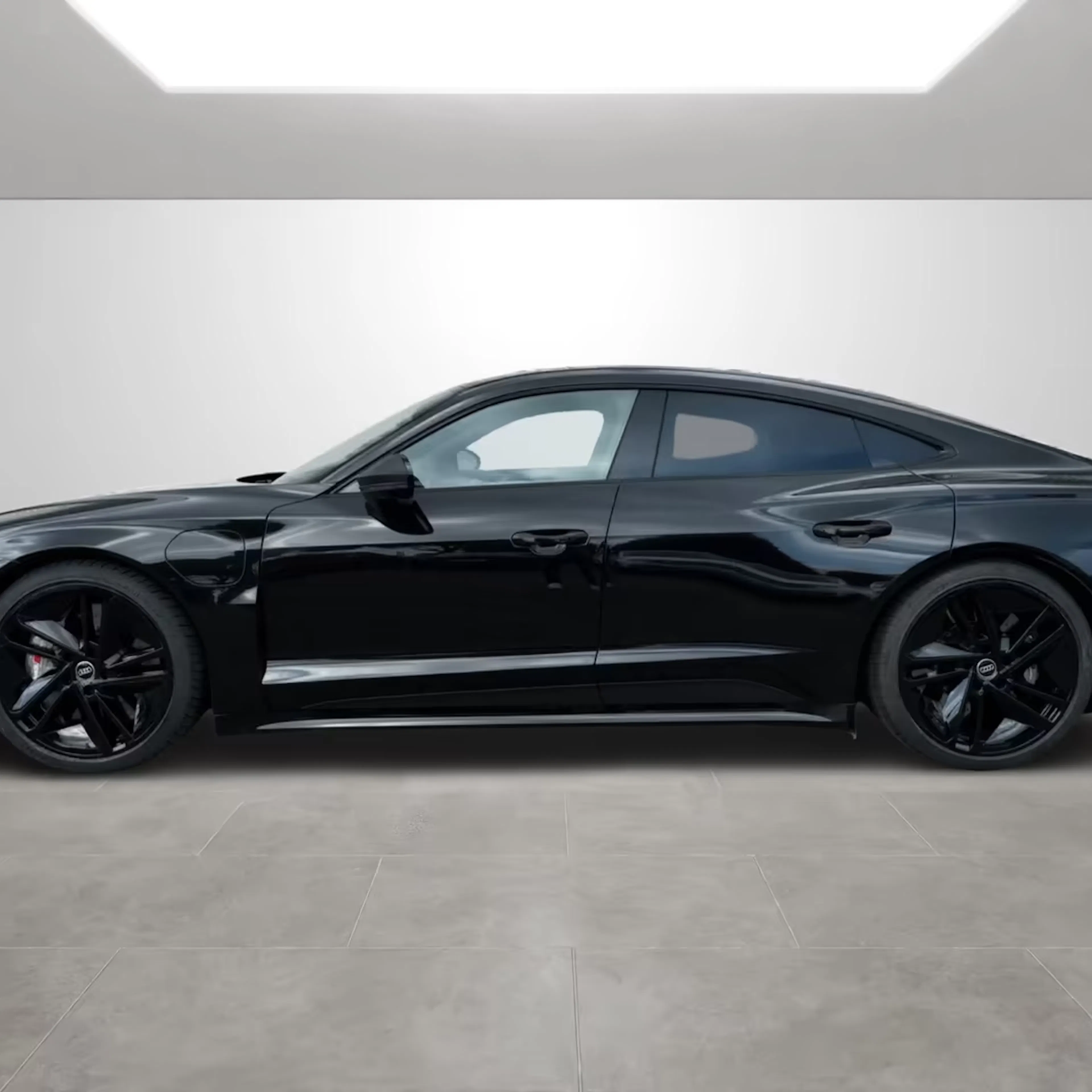 Ein Audi RS e-tron GT performance steht auf einer betonierten Fläche.
