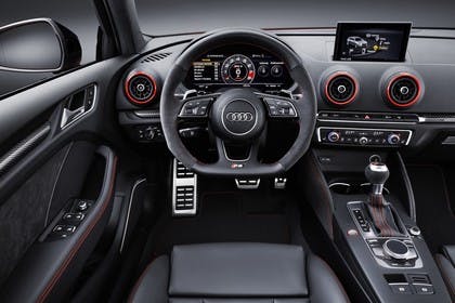 Audi RS3 Innenansicht Fahrerposition Studio statisch schwarz