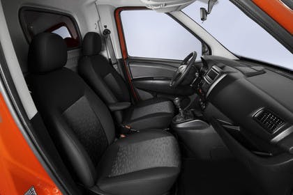 Opel Combo Tour Innenansicht Fahrerkabine Beifahrerposition Studio statisch schwarz