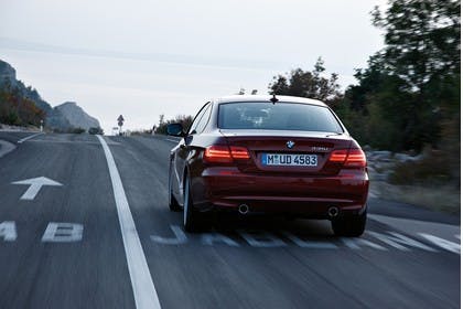 BMW 3er Coupé E92 LCI Aussenansicht Heck schräg dynamisch rot