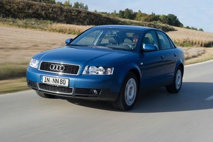 Audi A4 Limousine B6 Aussenansicht Front schräg dynamisch blau