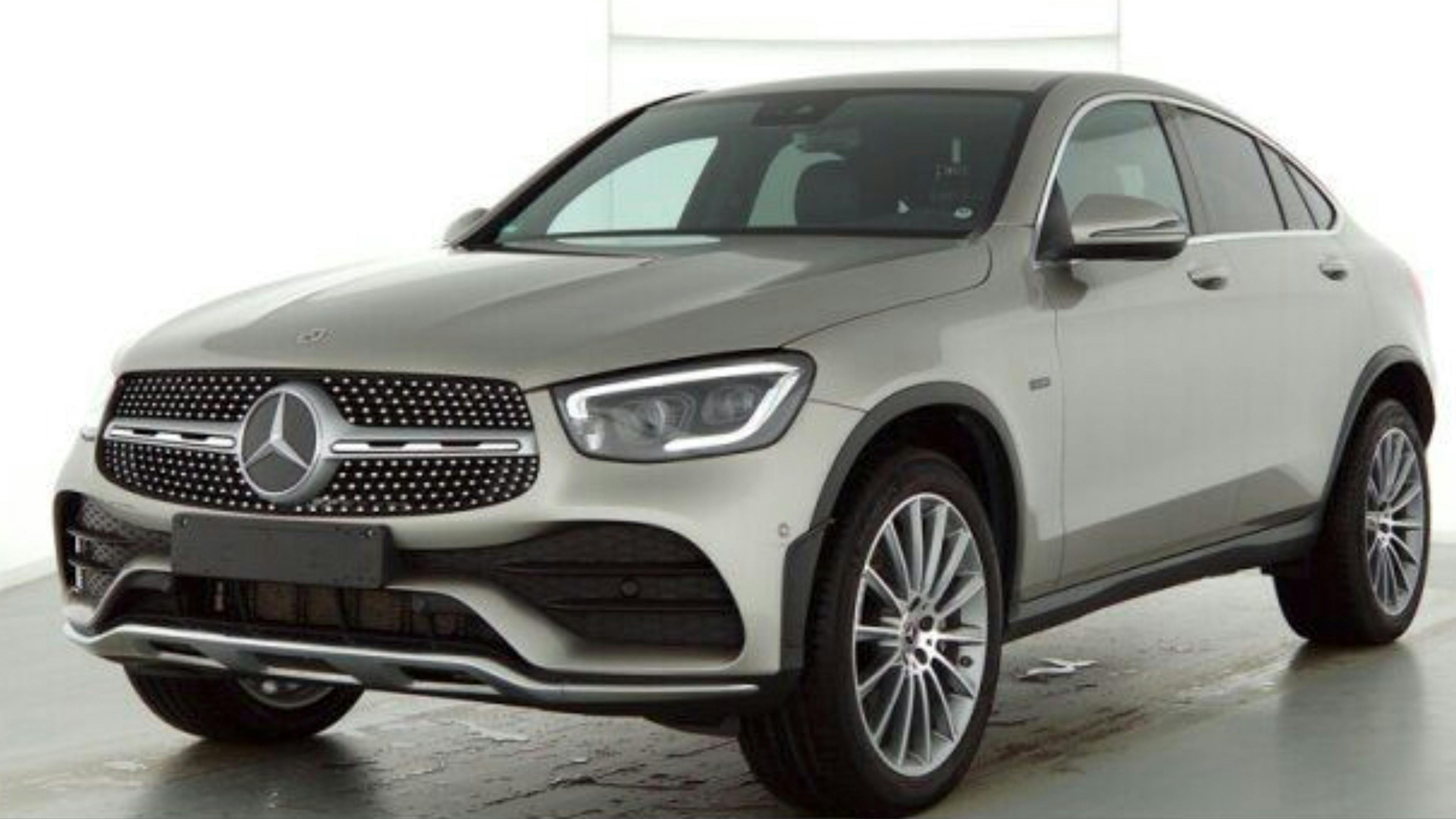 Ein silberner Mercedes-Benz GLC 300 de Diesel-Hybrid steht in einem weißen Raum