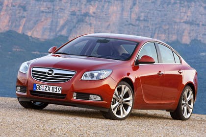 Opel Insignia A  Aussenansicht Front schräg dynamisch rot