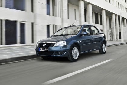 Dacia Logan Limousine AussenansichtFront schräg dynamisch  dunkelblau