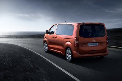 Peugeot Traveller V Aussenansicht Heck schräg dynamisch orange