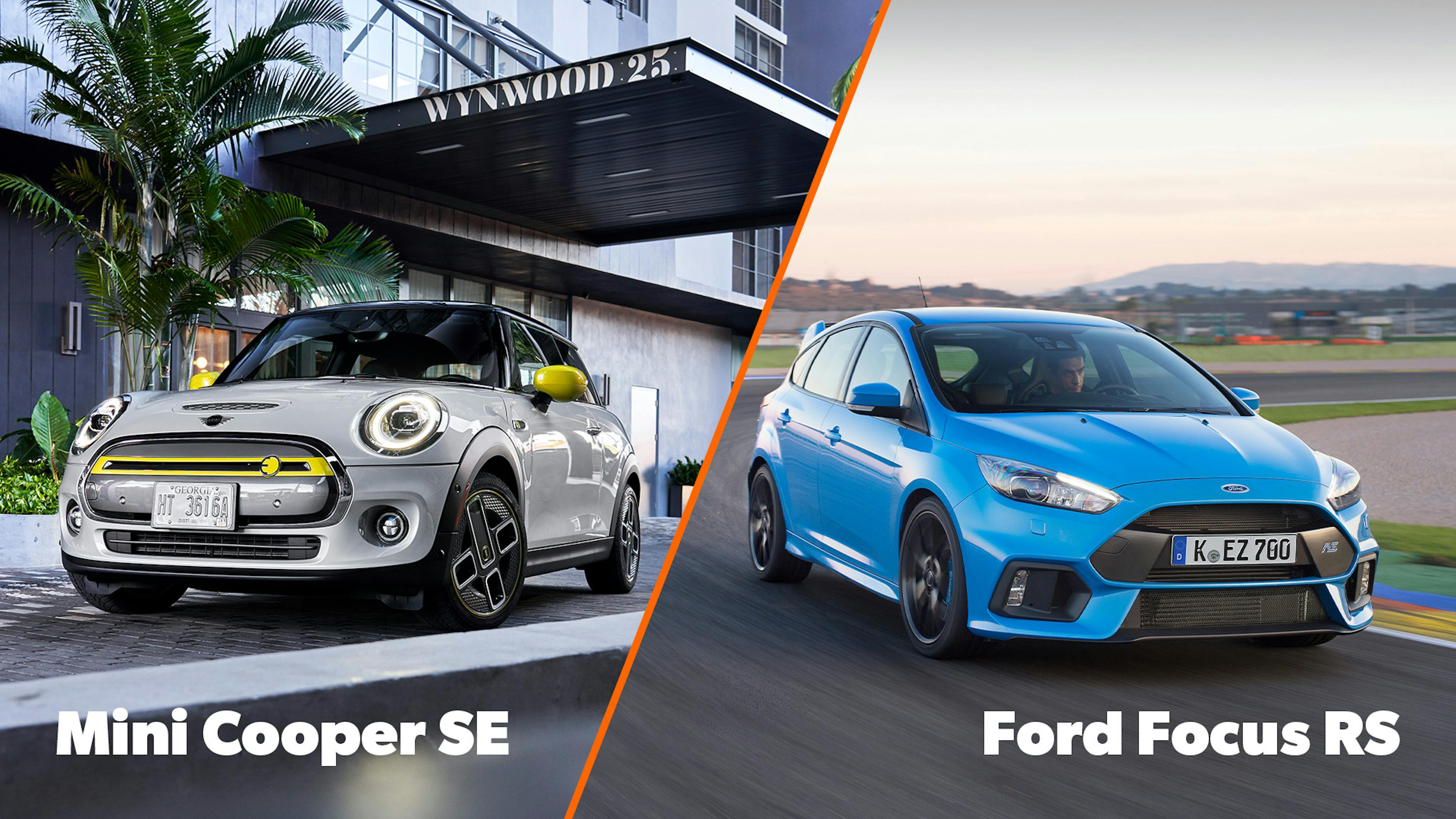 Eine Fotocollage des Elektroautos Mini Cooper SE und des Verbrenners Ford Focus RS nebeneinander. 