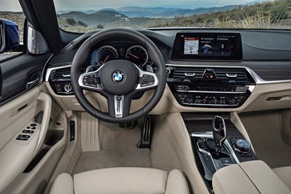 BMW 5er G31 Touring Innenansicht Fahrerposition statisch beige