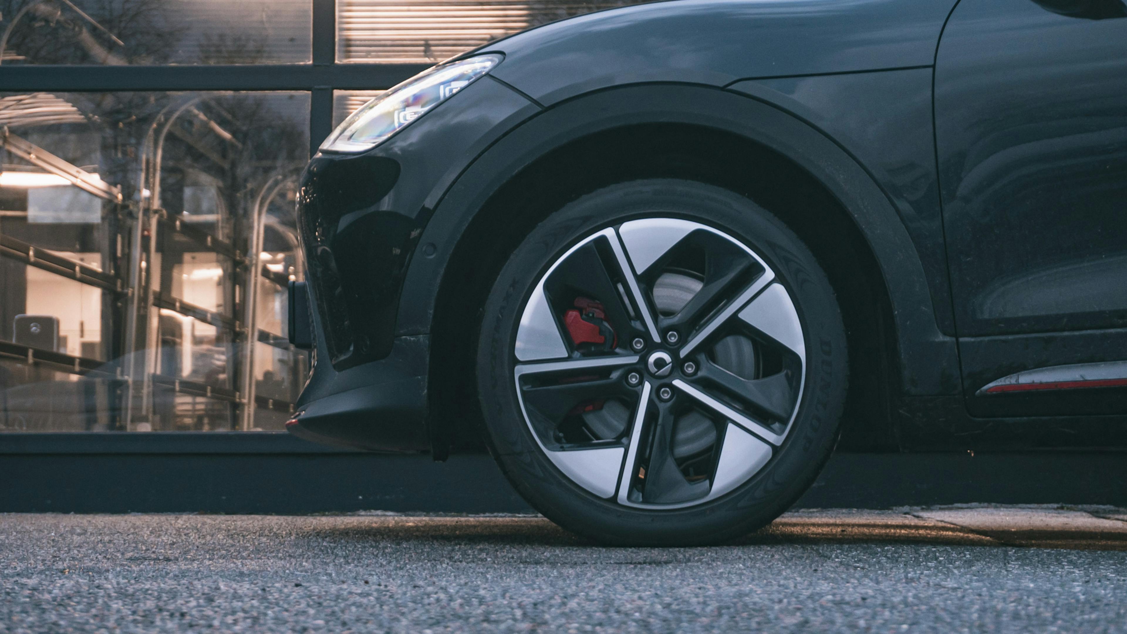 Die Felge und Front von einem Smart #1 Brabus. 