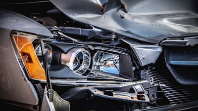 Detail eines Autoscheinwerfers, der bei einem Unfall beschädigt wurde