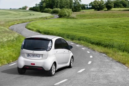Citroën C-Zero Aussenansicht Heck schräg dynamisch weiss