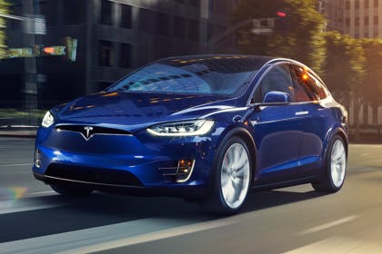 Tesla Model X Aussenansicht Front schräg dynamisch dunkelblau
