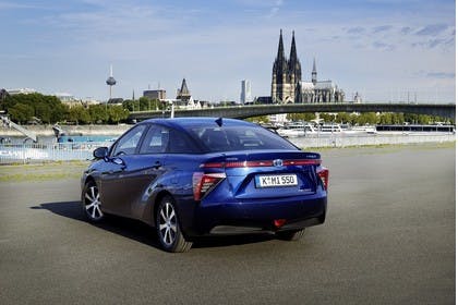 Toyota Mirai Aussenansicht Heck schräg statisch blau