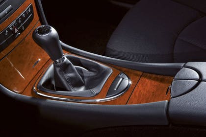 Mercedes Benz E-Klasse T-Modell (S211) Innenansicht Studio Detail Gangwählhebel statisch schwarz braun