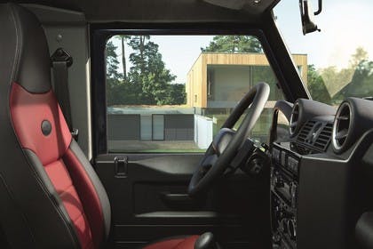 Land Rover Defender Dreitürer Innenansicht Beifahrerposition statisch schwarz rot