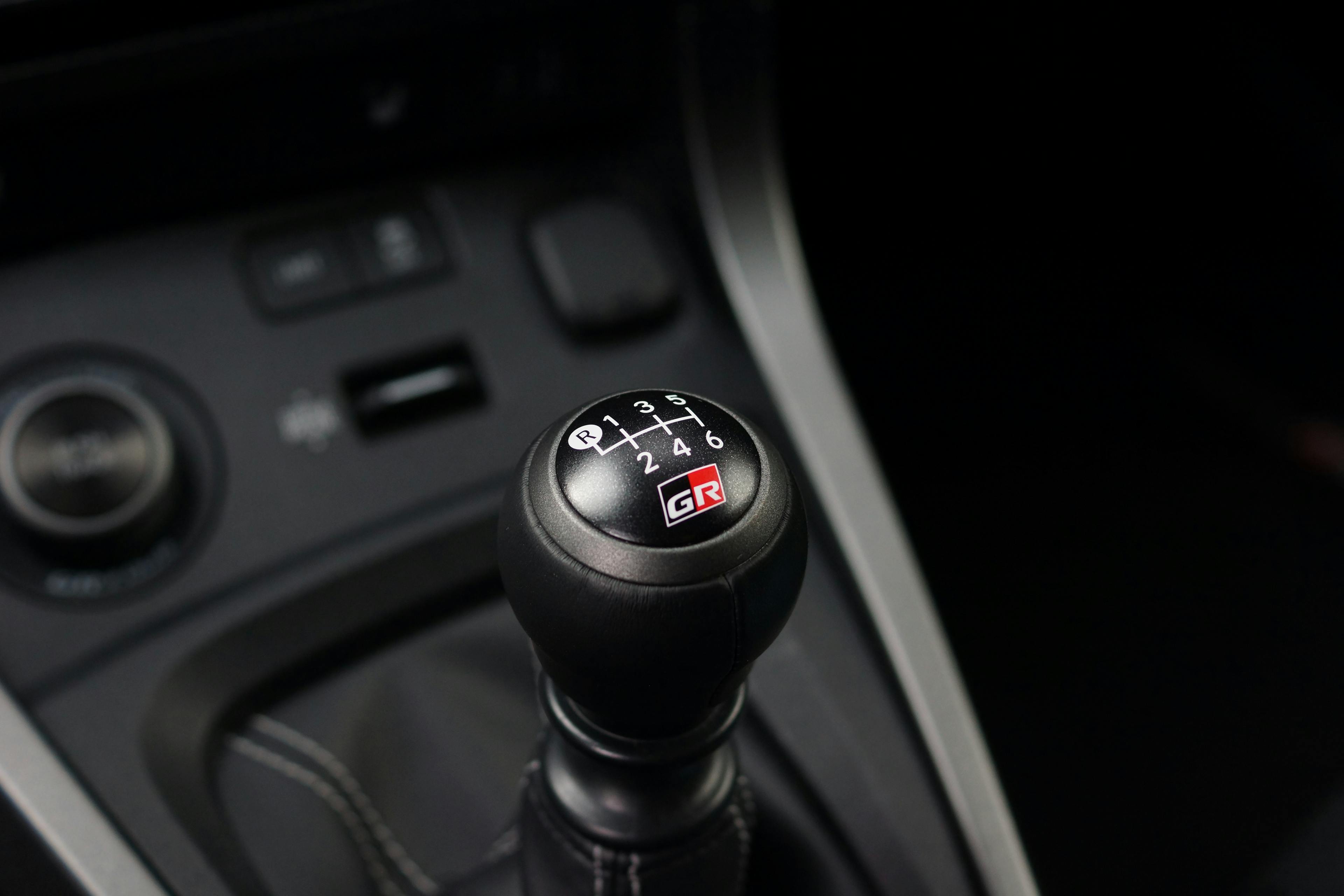 Detailfoto des Gangwahlhebels im Toyota GR Yaris.