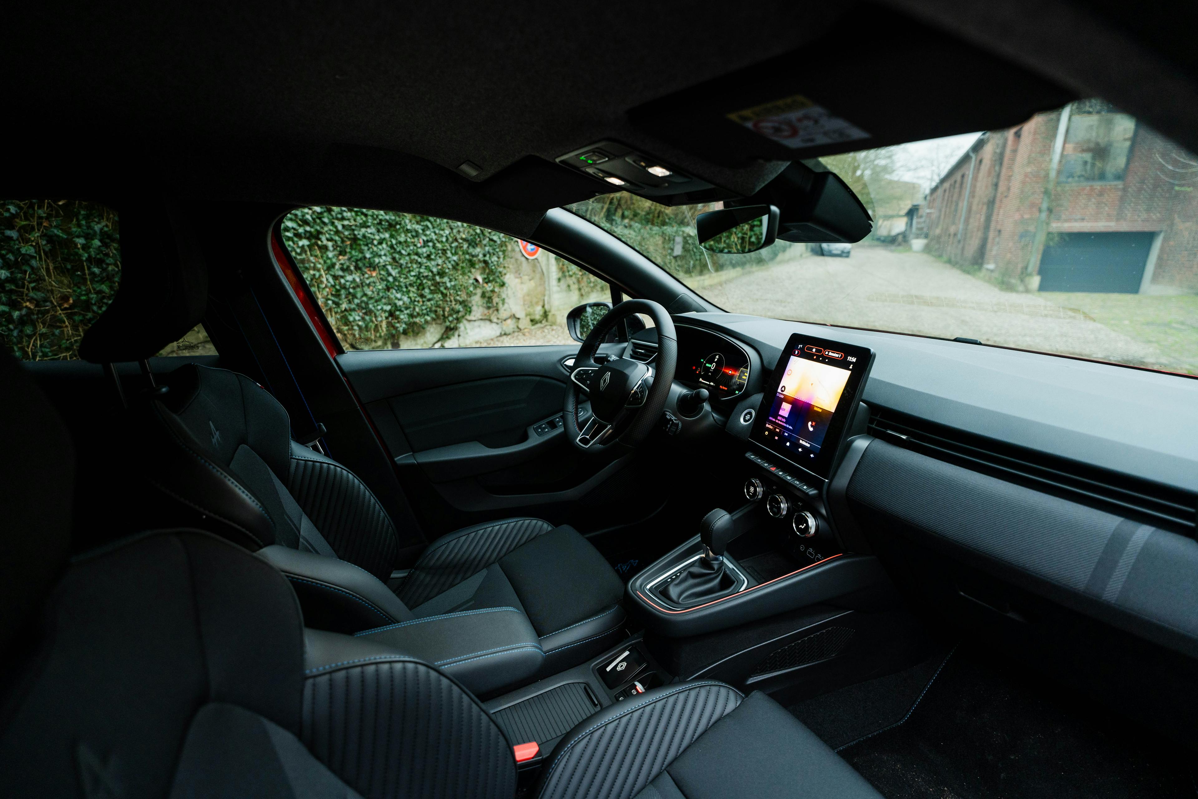 Das Cockpit eines Renault Clio.
