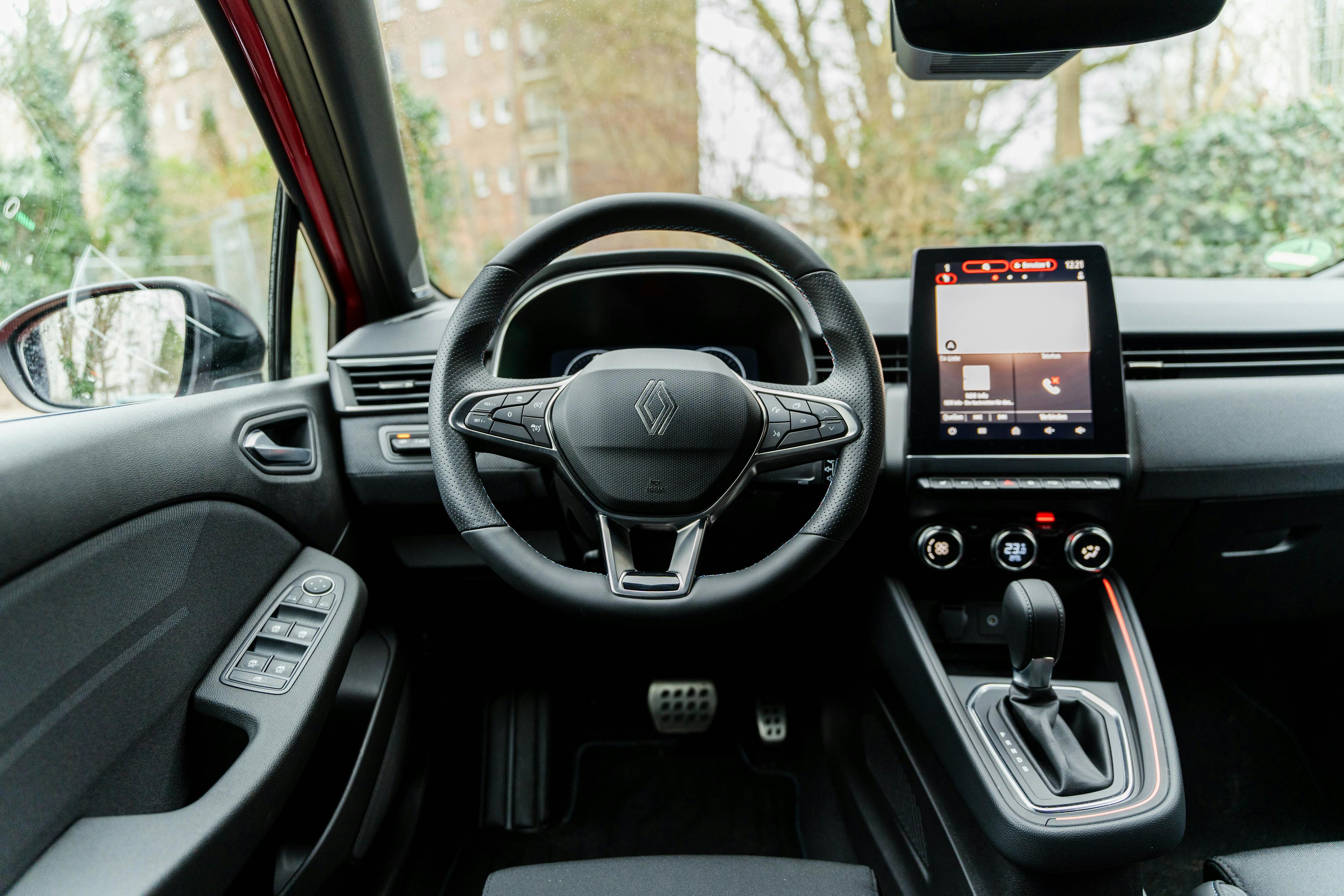 Detailaufnahme eines Lenkrads im Innenraum eines Renault Clio.