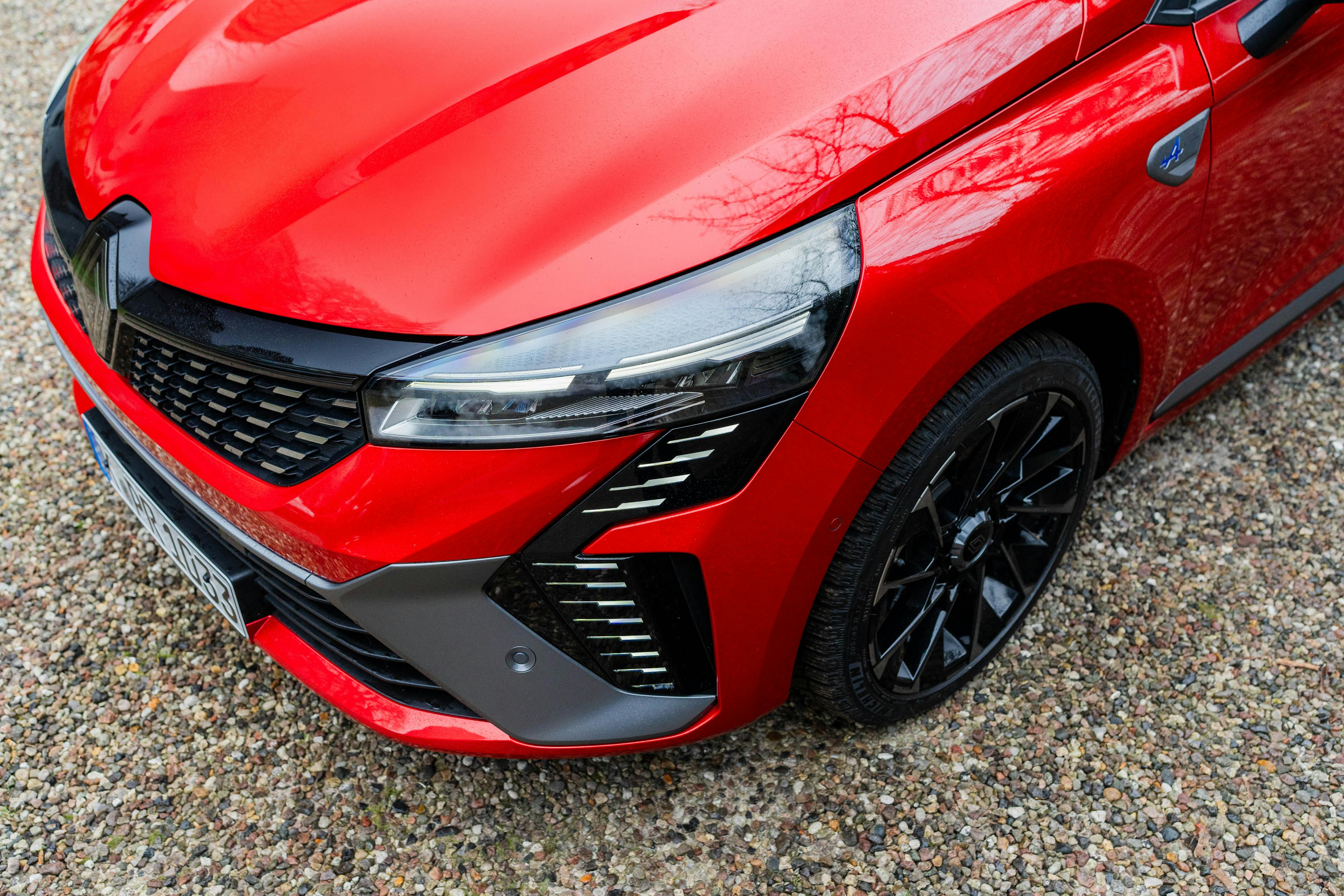 Detailaufnahme der Frontpartie eines roten Renault Clio mit Esprit Alpine-Ausstattung.
