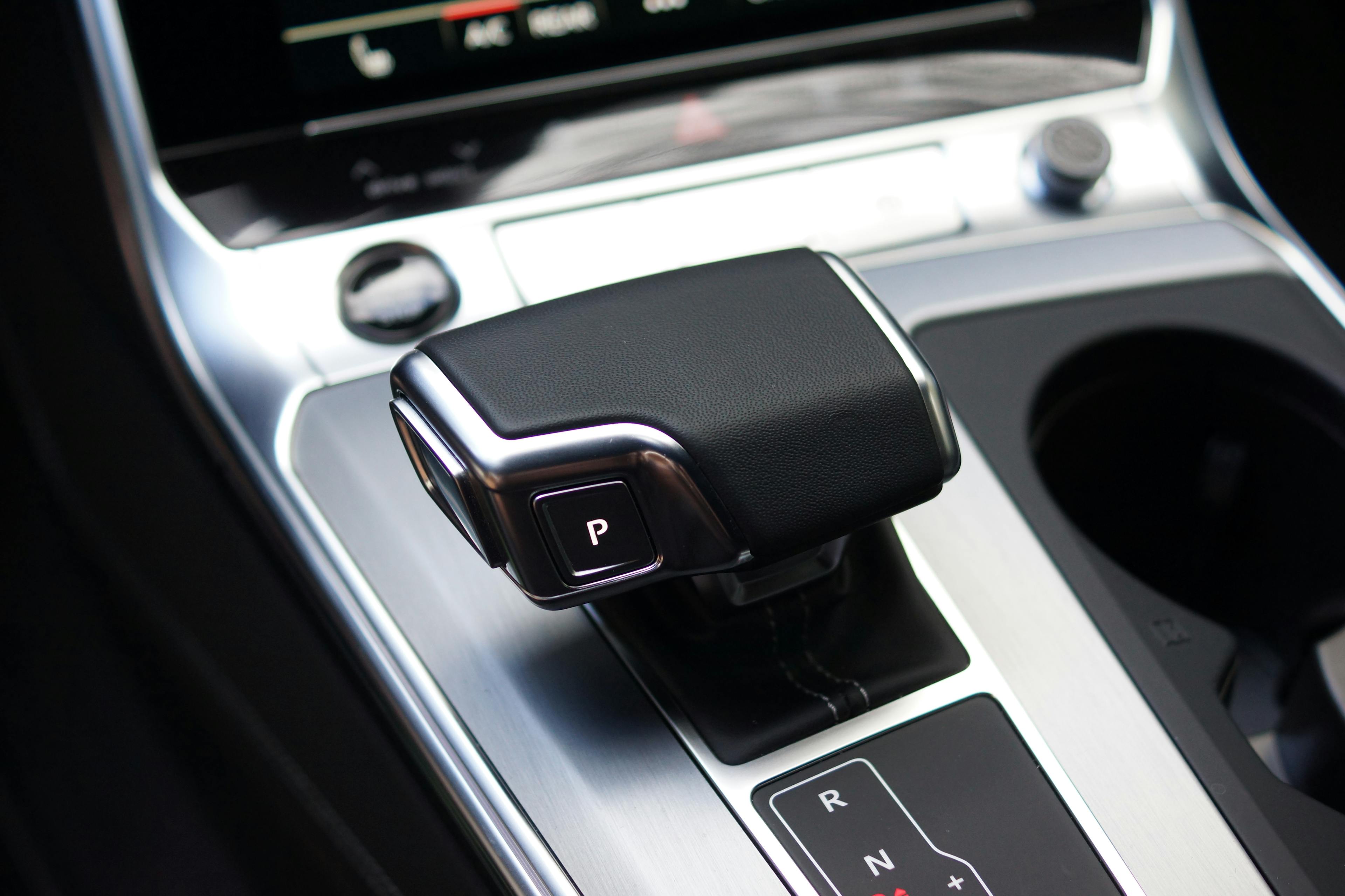 Detailfoto des Gangwahlhebels im Audi A6 Avant.