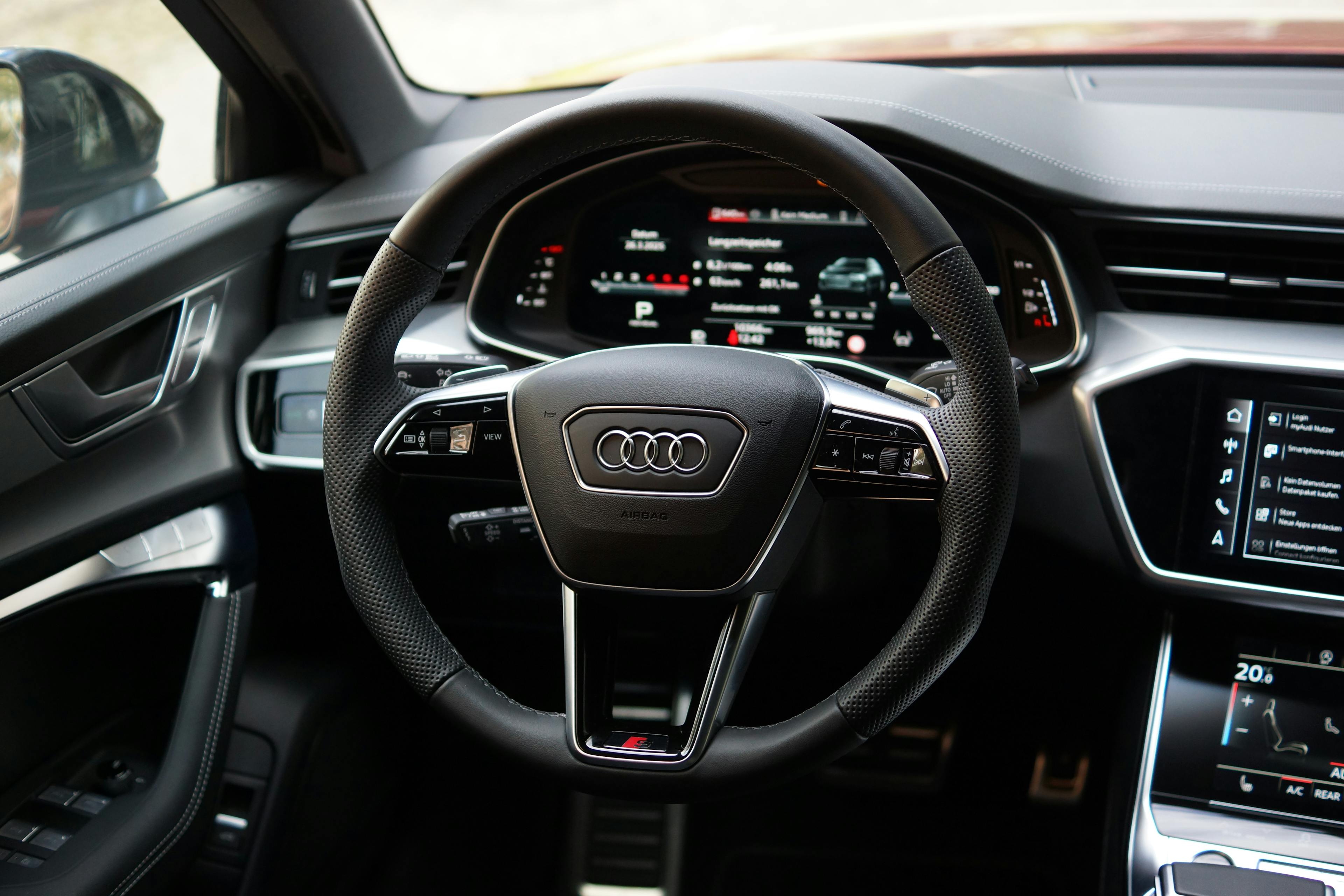 Das Cockpit eines Audi A6 Avant 50 TDI quattro.