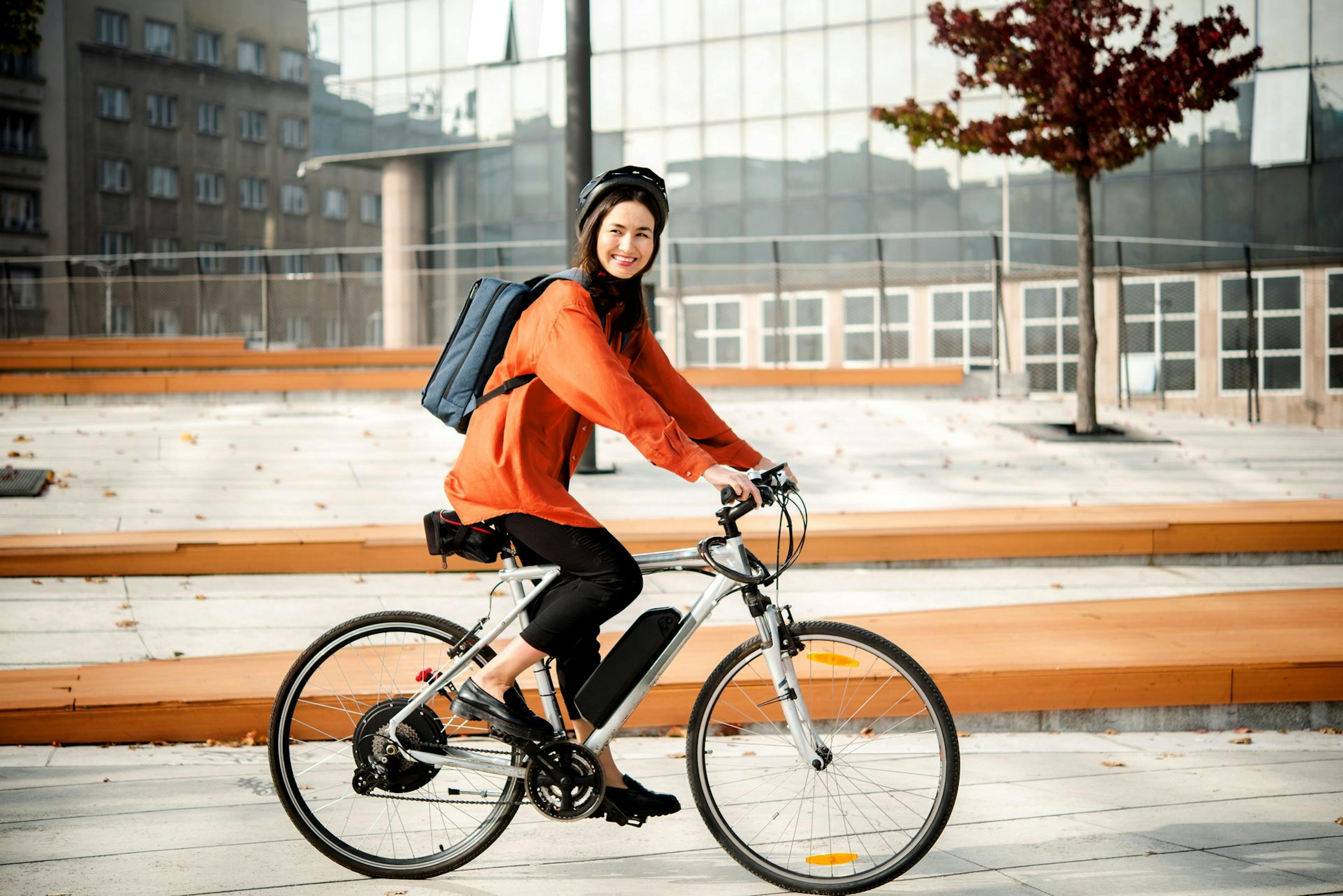Frau fährt auf einem E-Bike