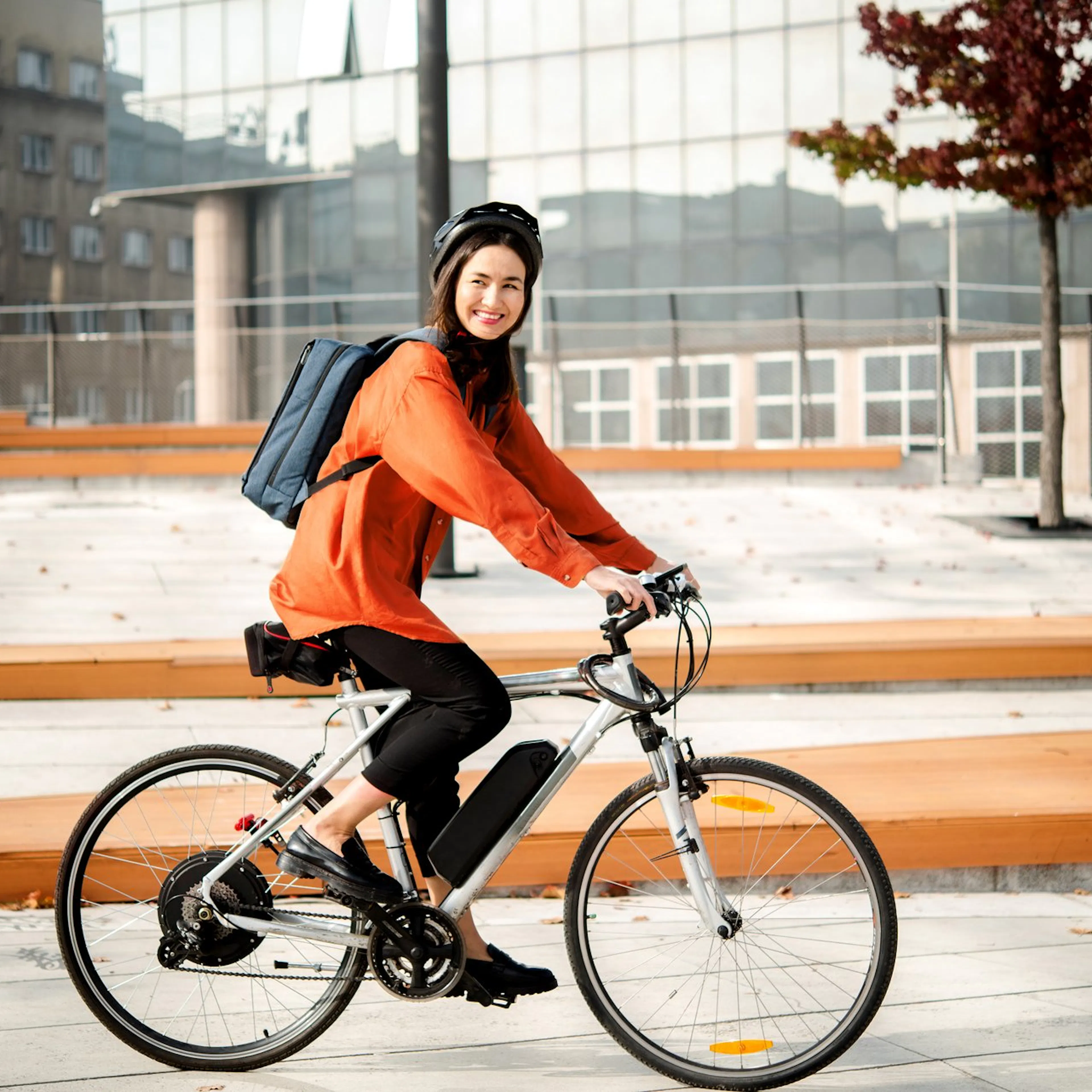 Frau fährt auf einem E-Bike