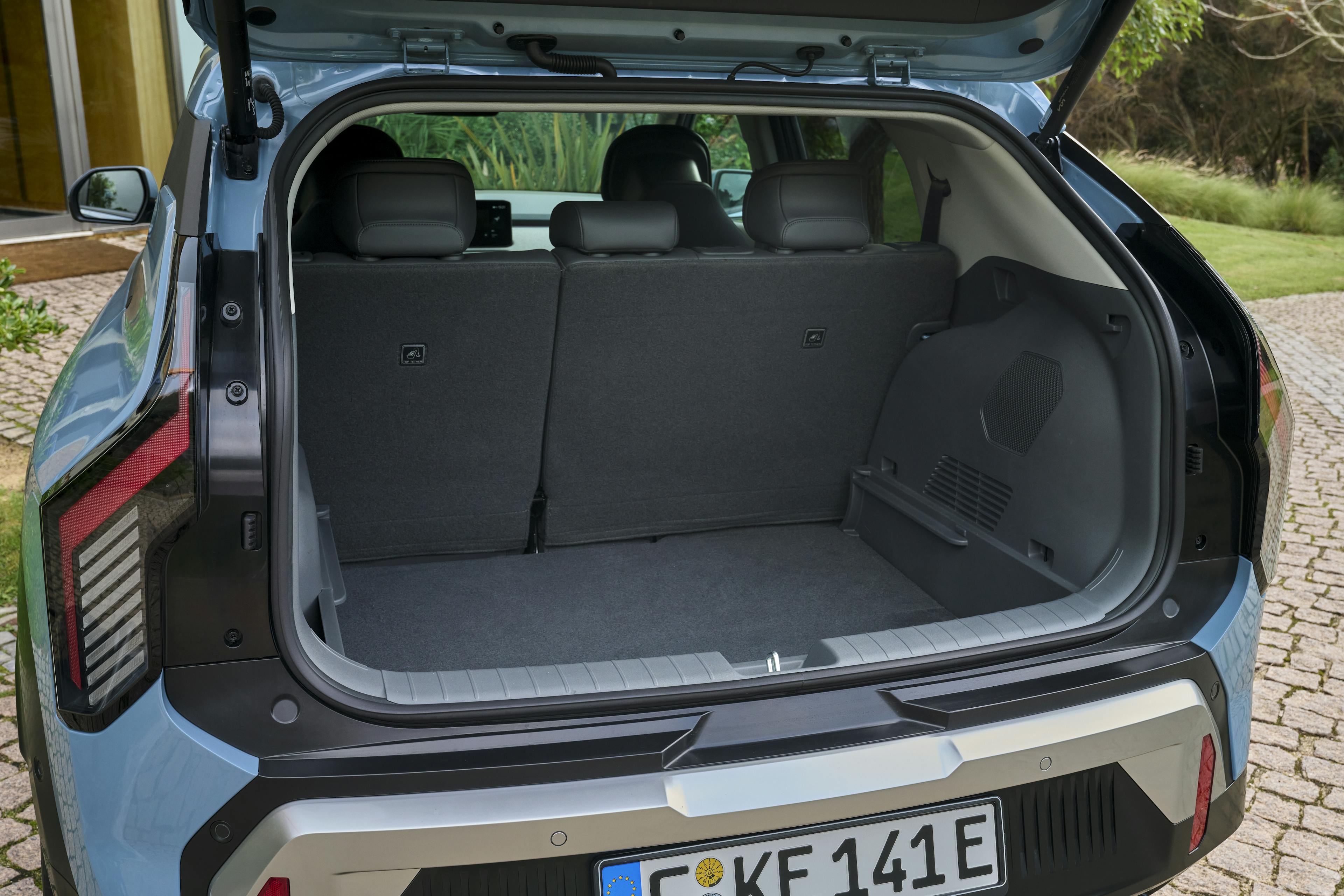 Blick in den geöffneten Kofferraum eines blauen Kia EV3.