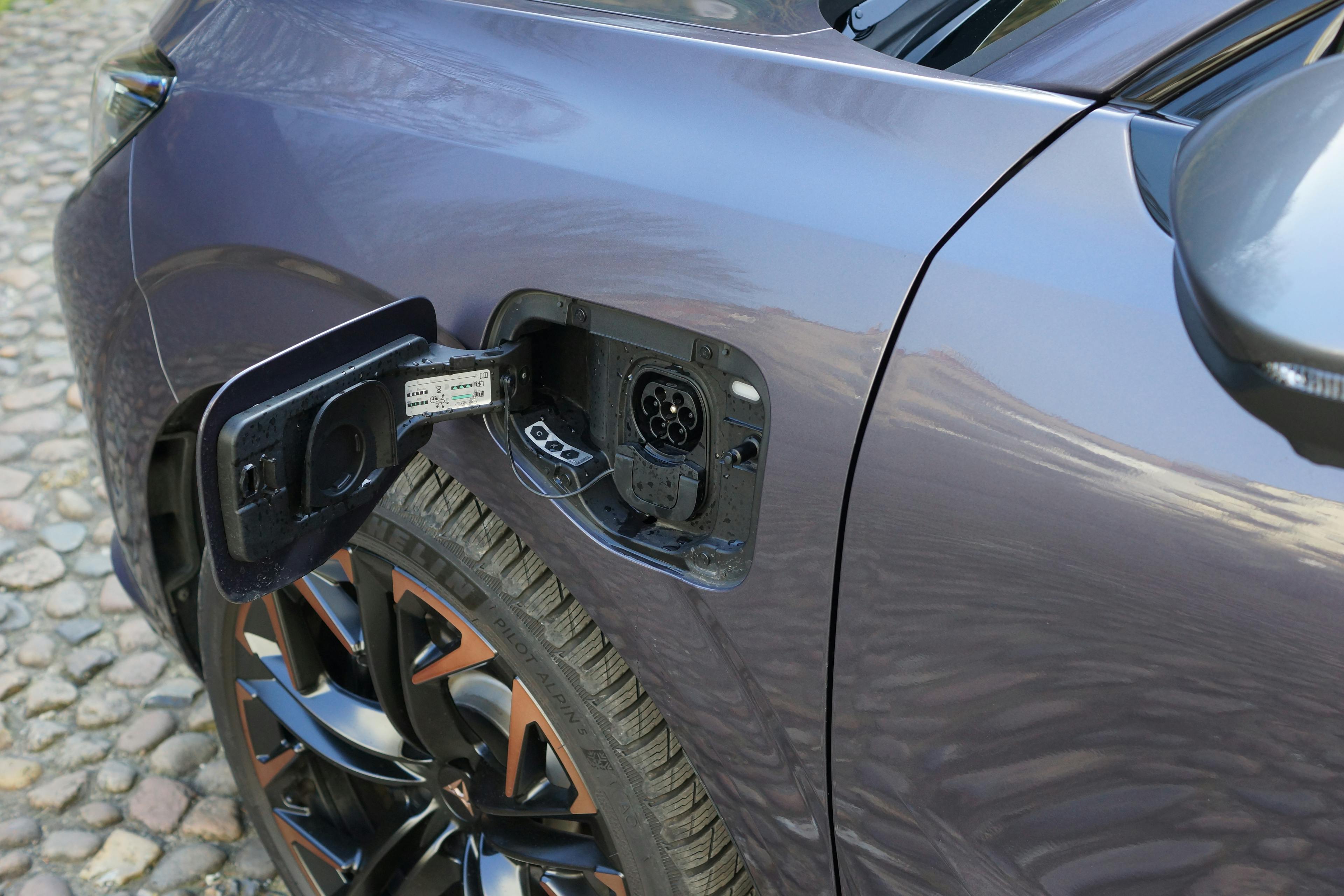 Detailaufnahme einer geöffneten Ladeklappe eines Cupra Terramar Plug-in-Hybriden.