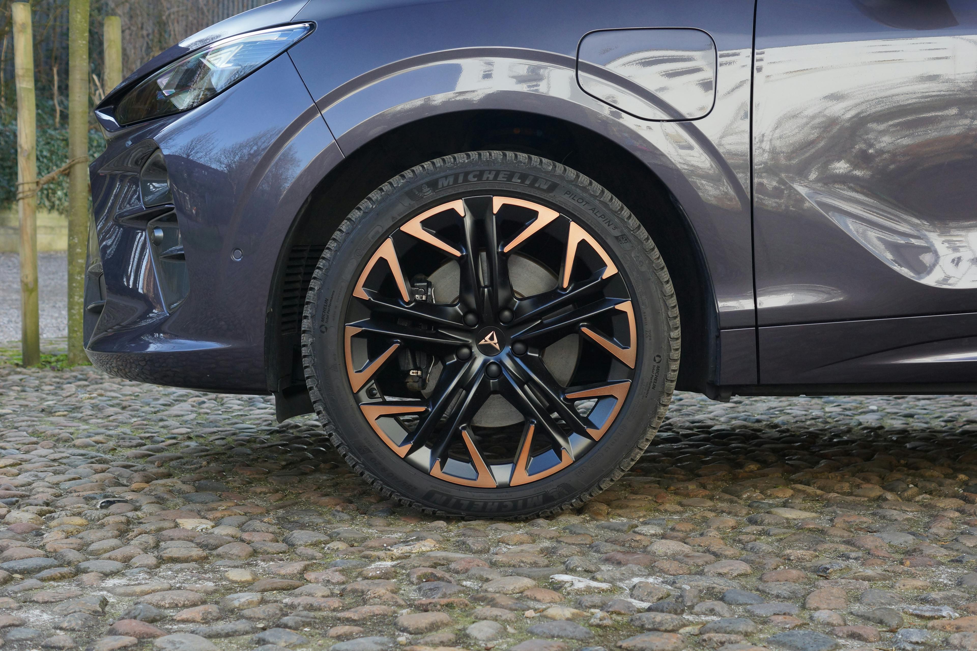 Detailaufnahme der Felge eines stehenden Cupra Terramar.