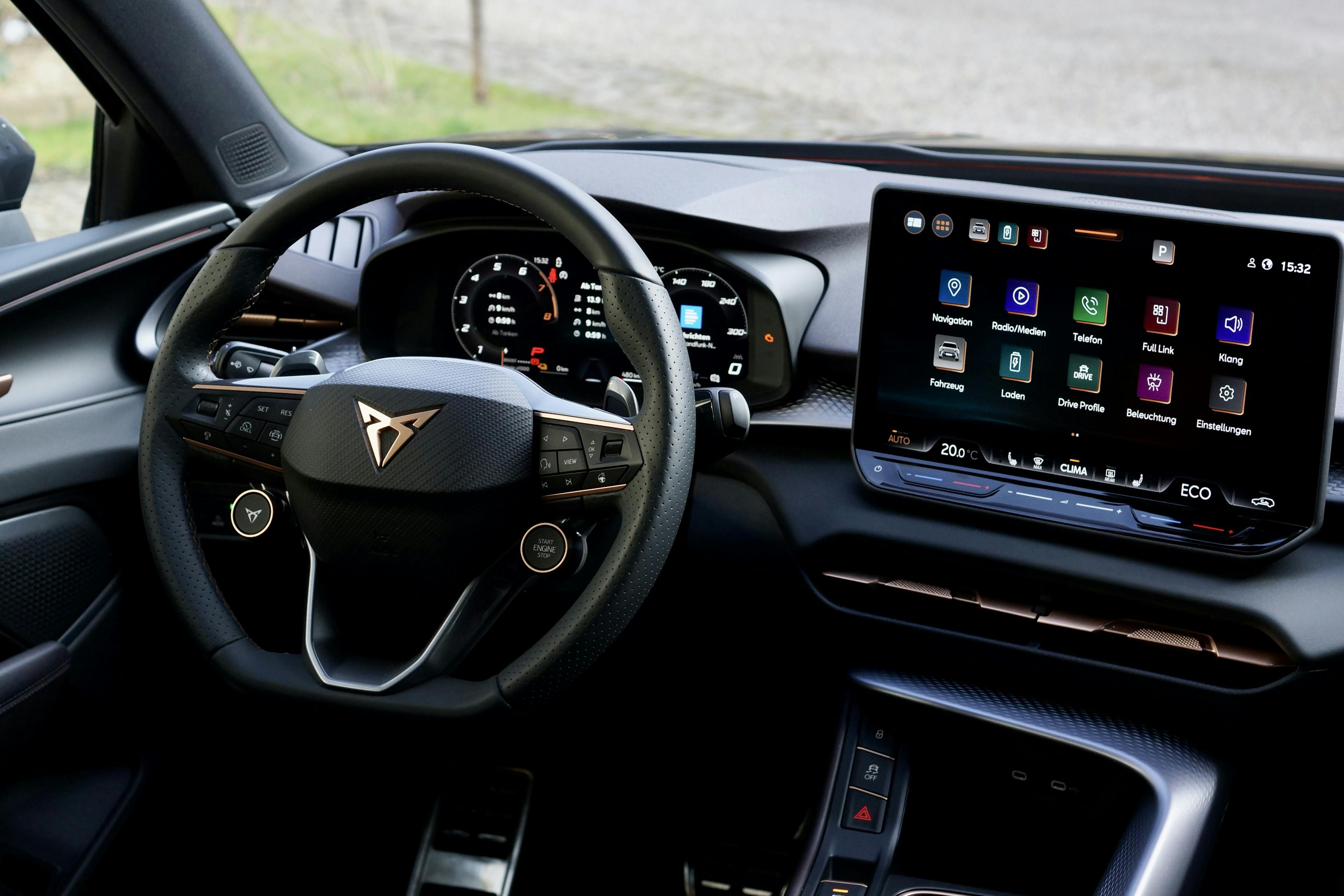 Das Cockpit eines Cupra Terramar.