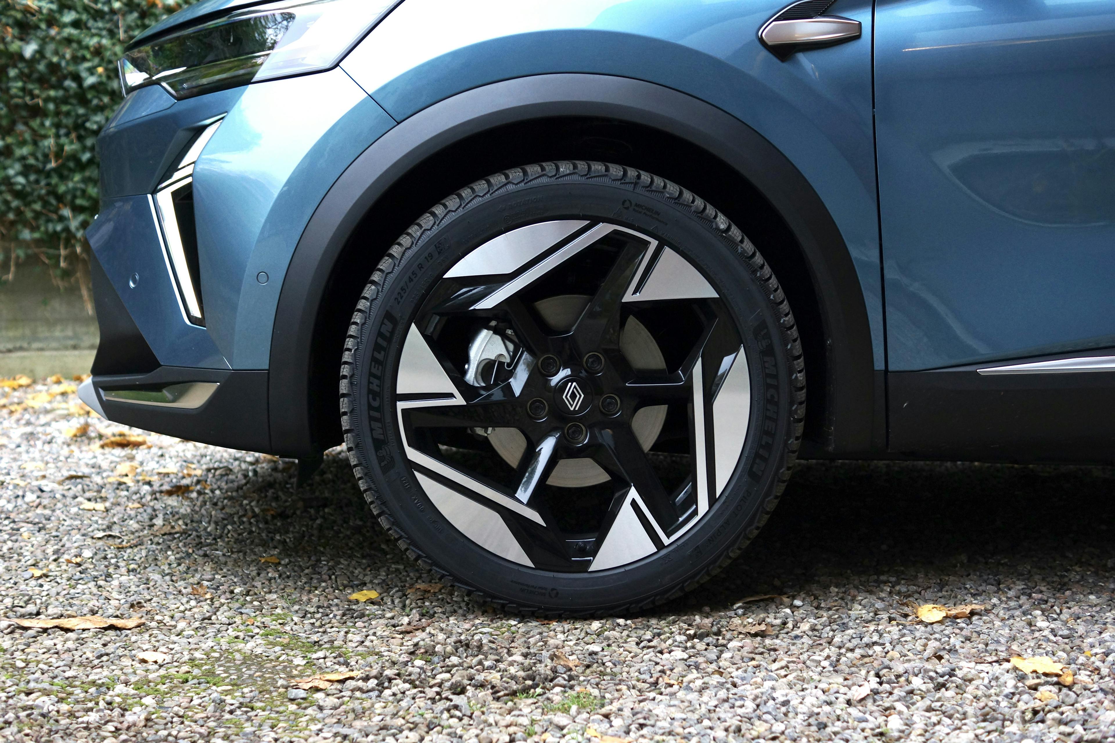 Detailaufnahme der Felge eines blauen Renault Symbioz.