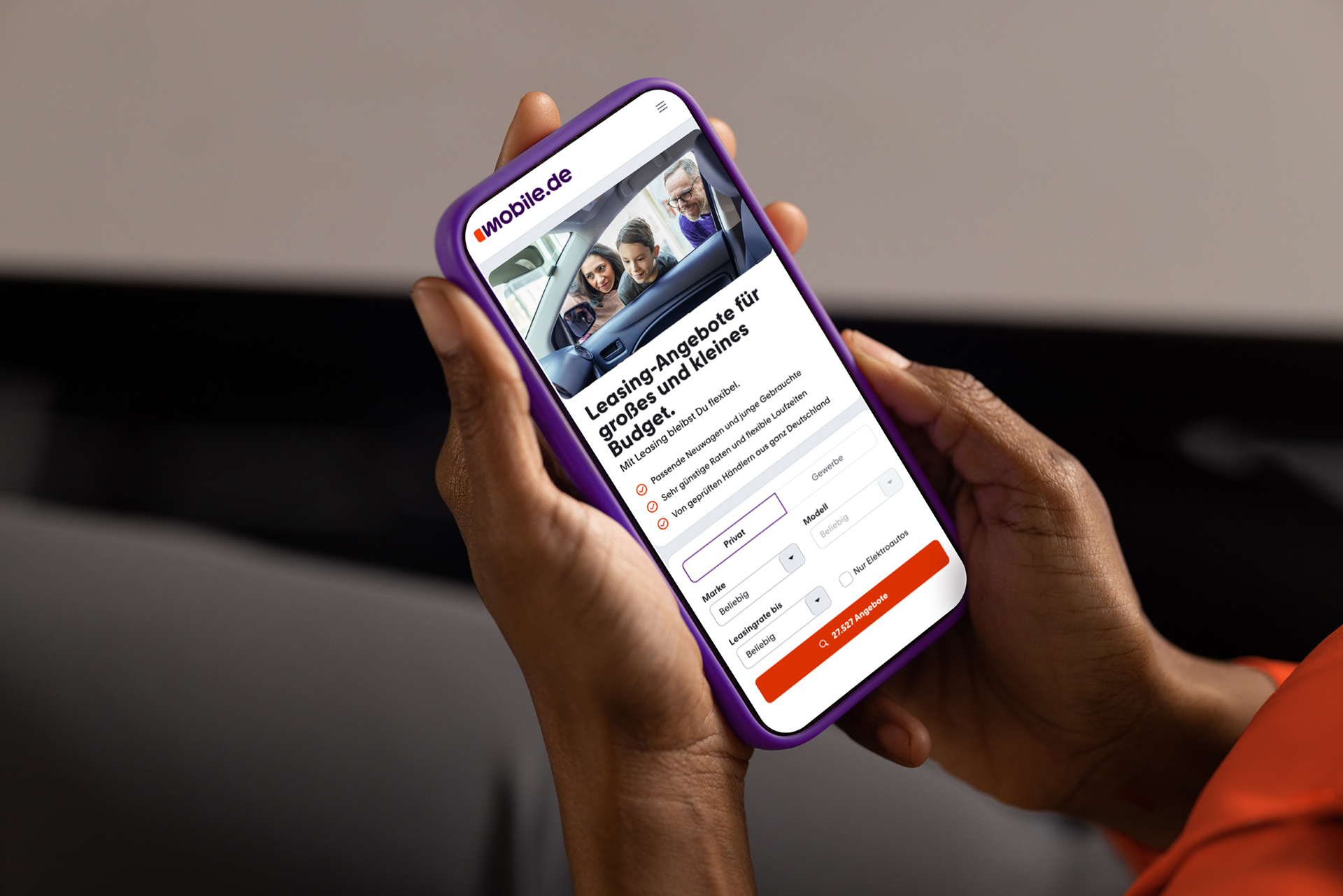 Mockup Frau hält Smartphone in der Hand. Auf dem Screen sind Leasing-Angebote zu sehen