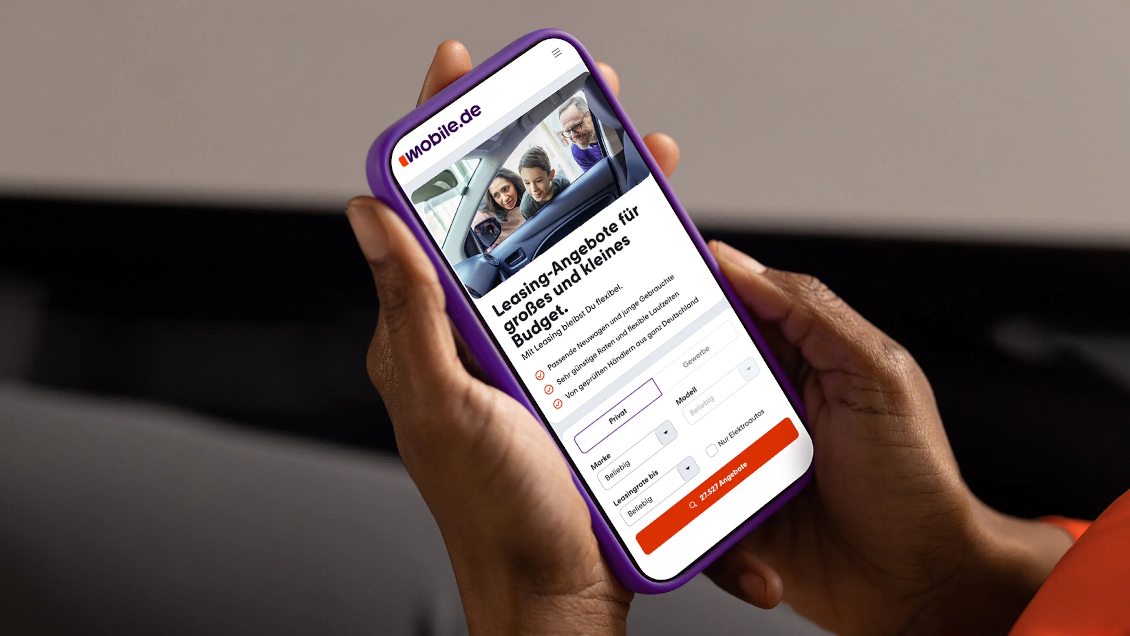 Mockup Frau hält Smartphone in der Hand. Auf dem Screen sind Leasing-Angebote zu sehen