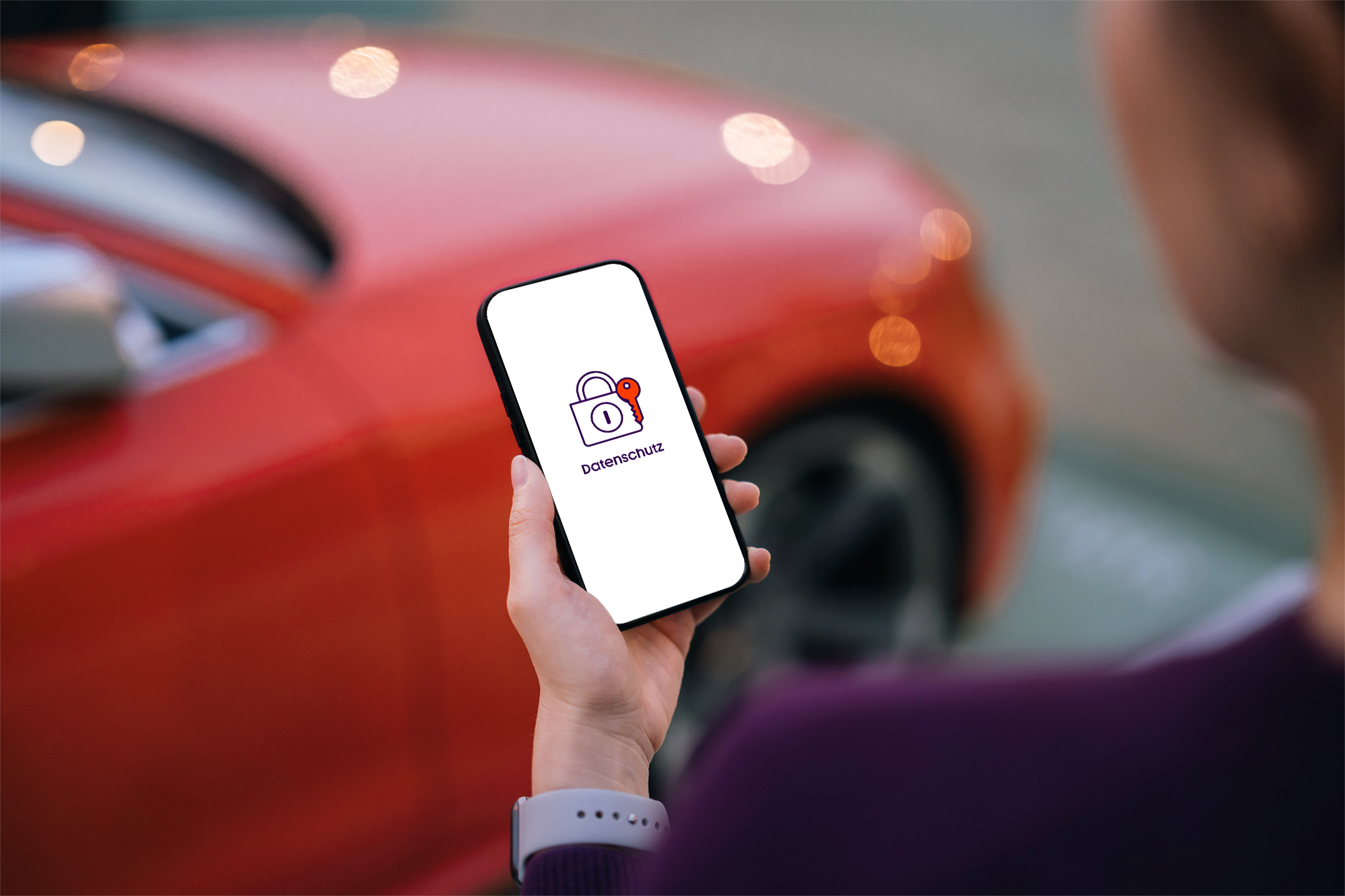 Frau hält Smartphone in der Hand mit Schloss-Symbol auf dem Bildschirm