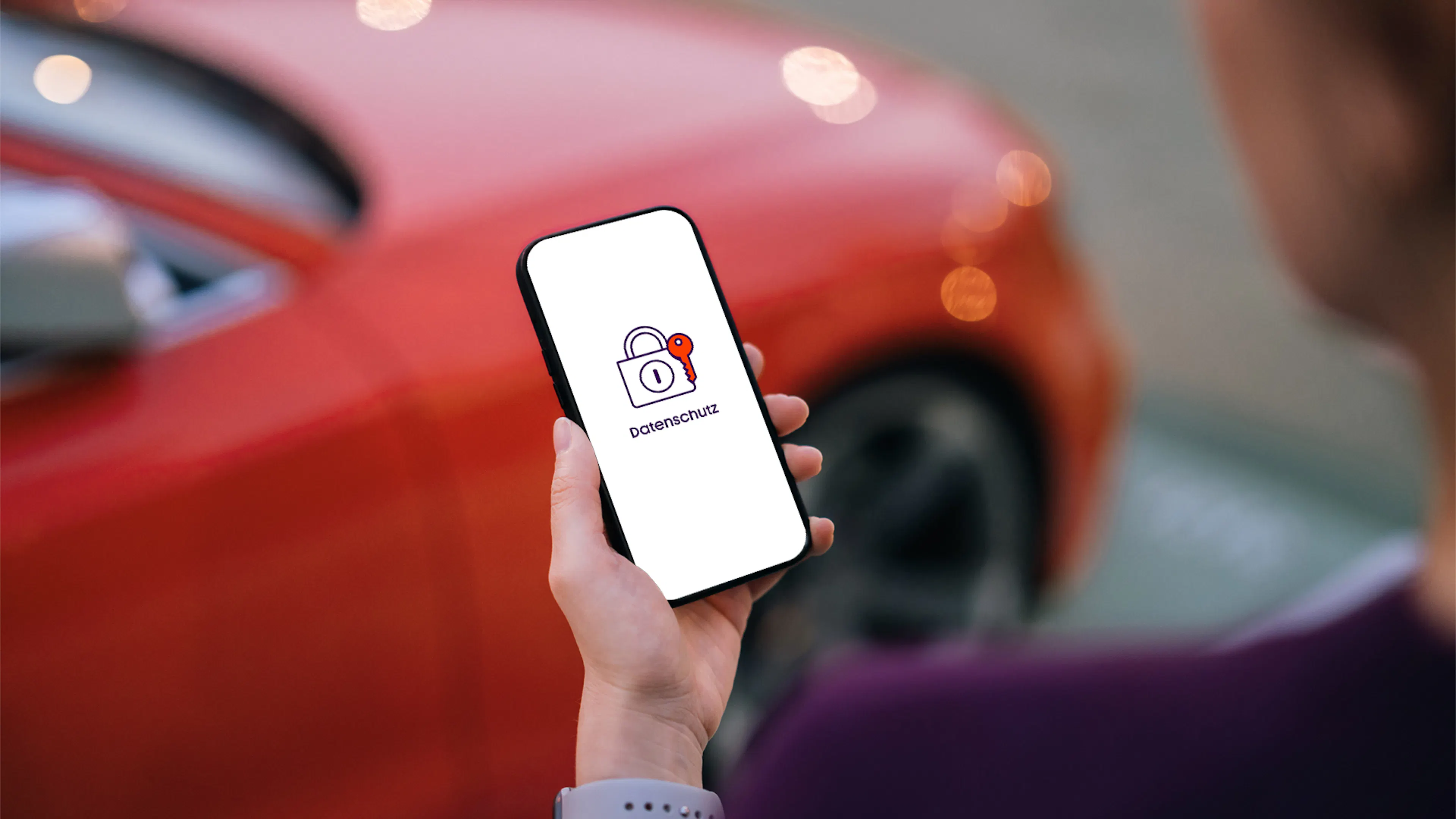 Frau hält Smartphone in der Hand mit Schloss-Symbol auf dem Bildschirm