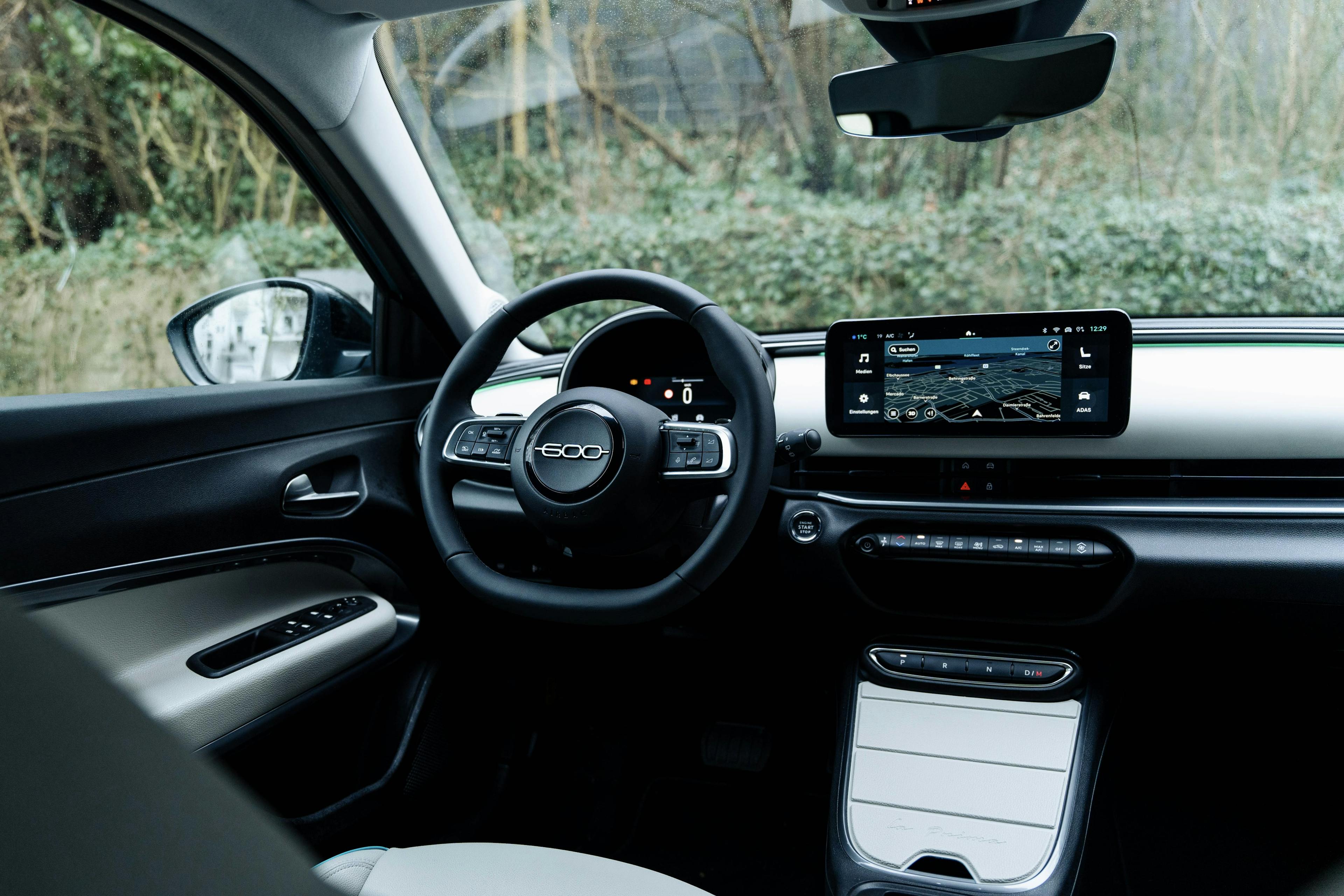 Das Cockpit eines Fiat 600 Hybrid mit Lenkrad und Monitor.