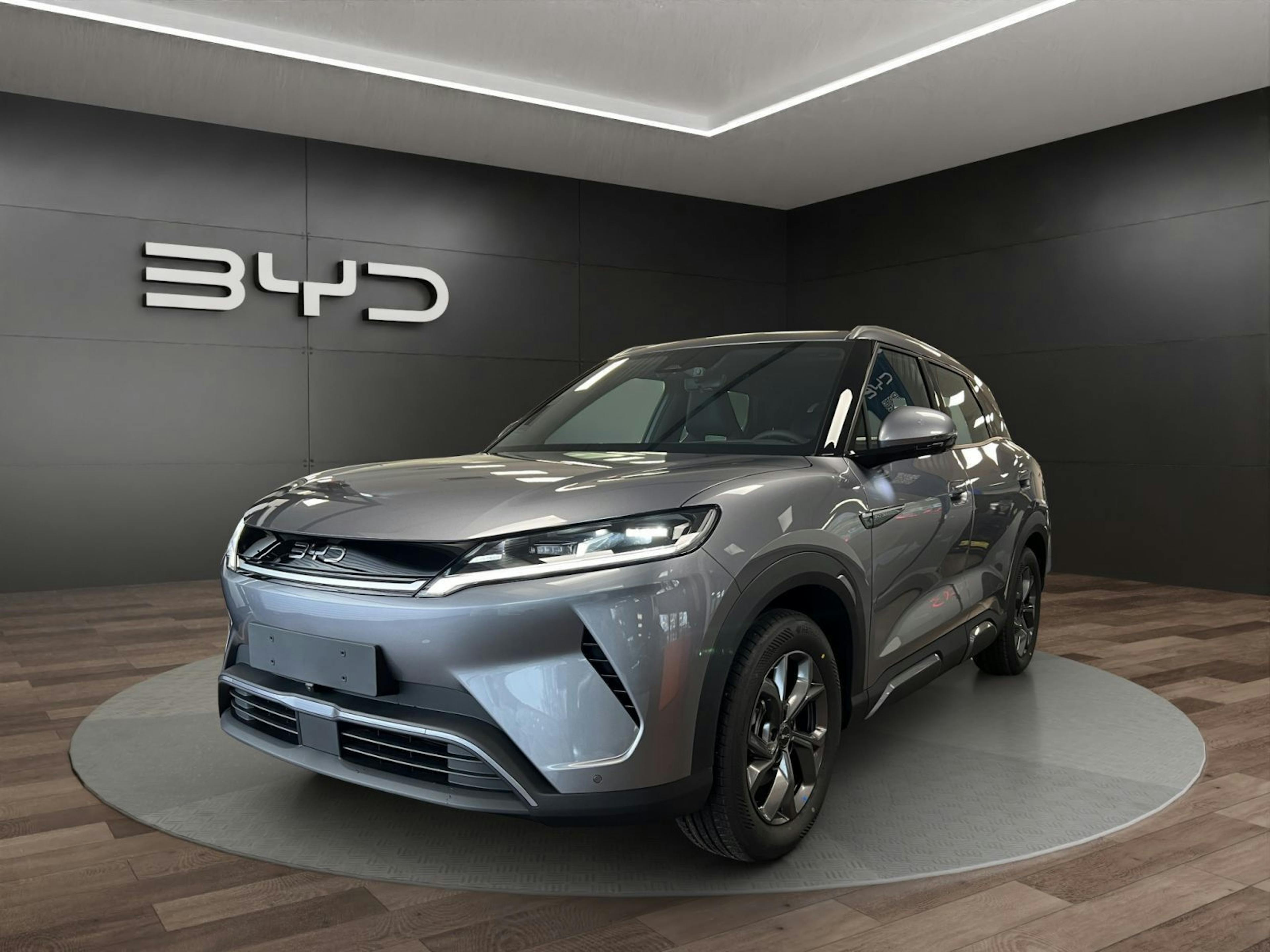 Ein grauer BYD Atto 3 parkt in einem Autohaus.
