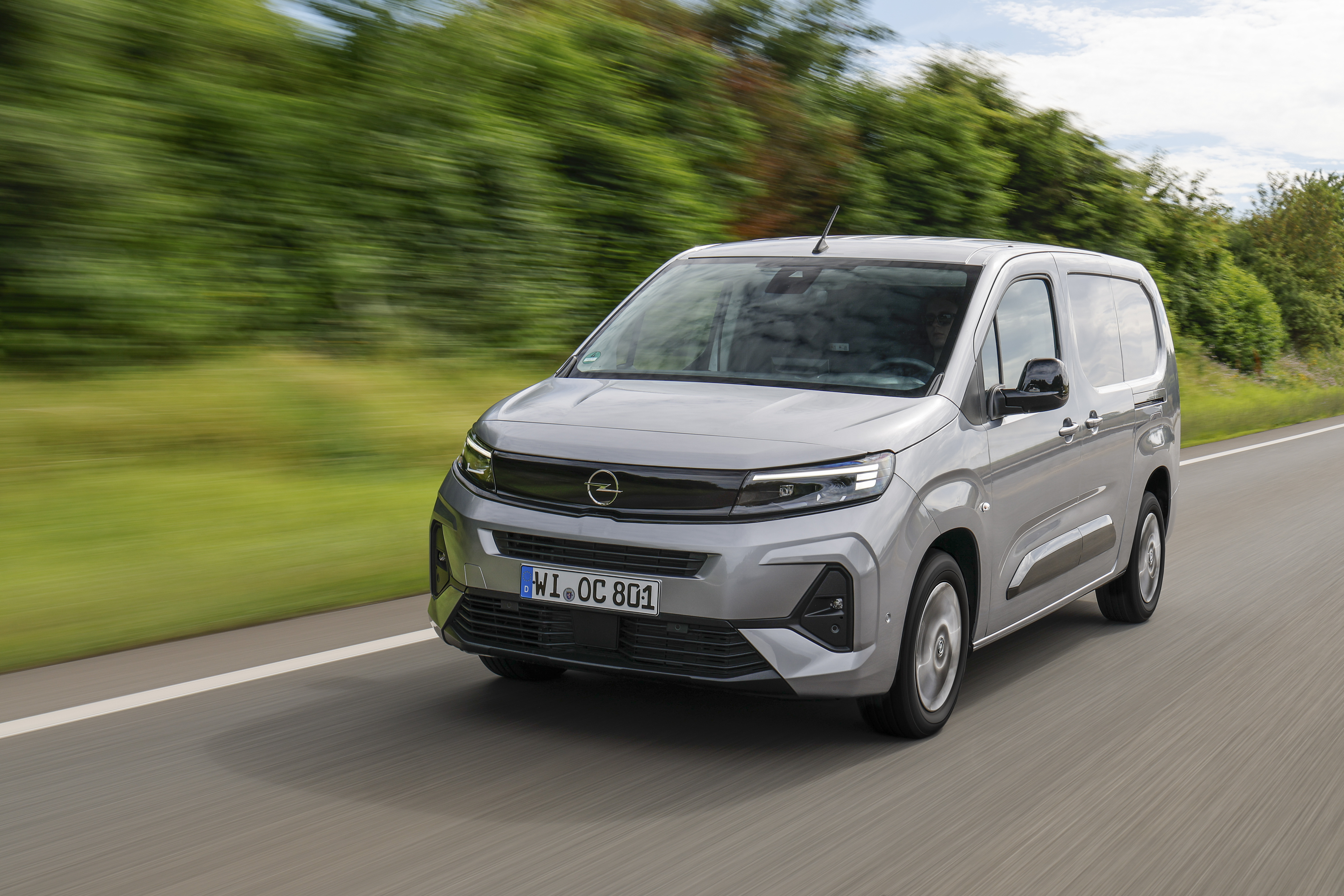 Ein grauer Opel Combo Cargo fährt auf einer Landstraße.