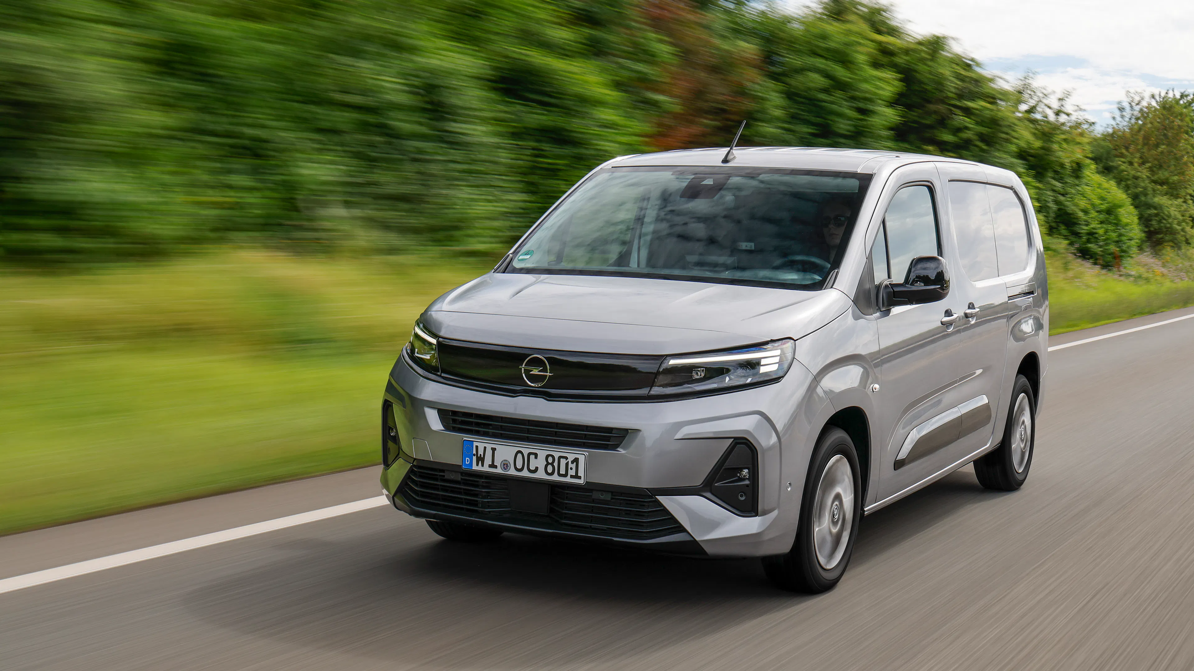 Ein grauer Opel Combo Cargo fährt auf einer Landstraße.