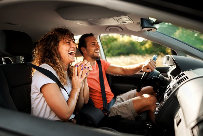 Ein glückliches Paar in einem Auto