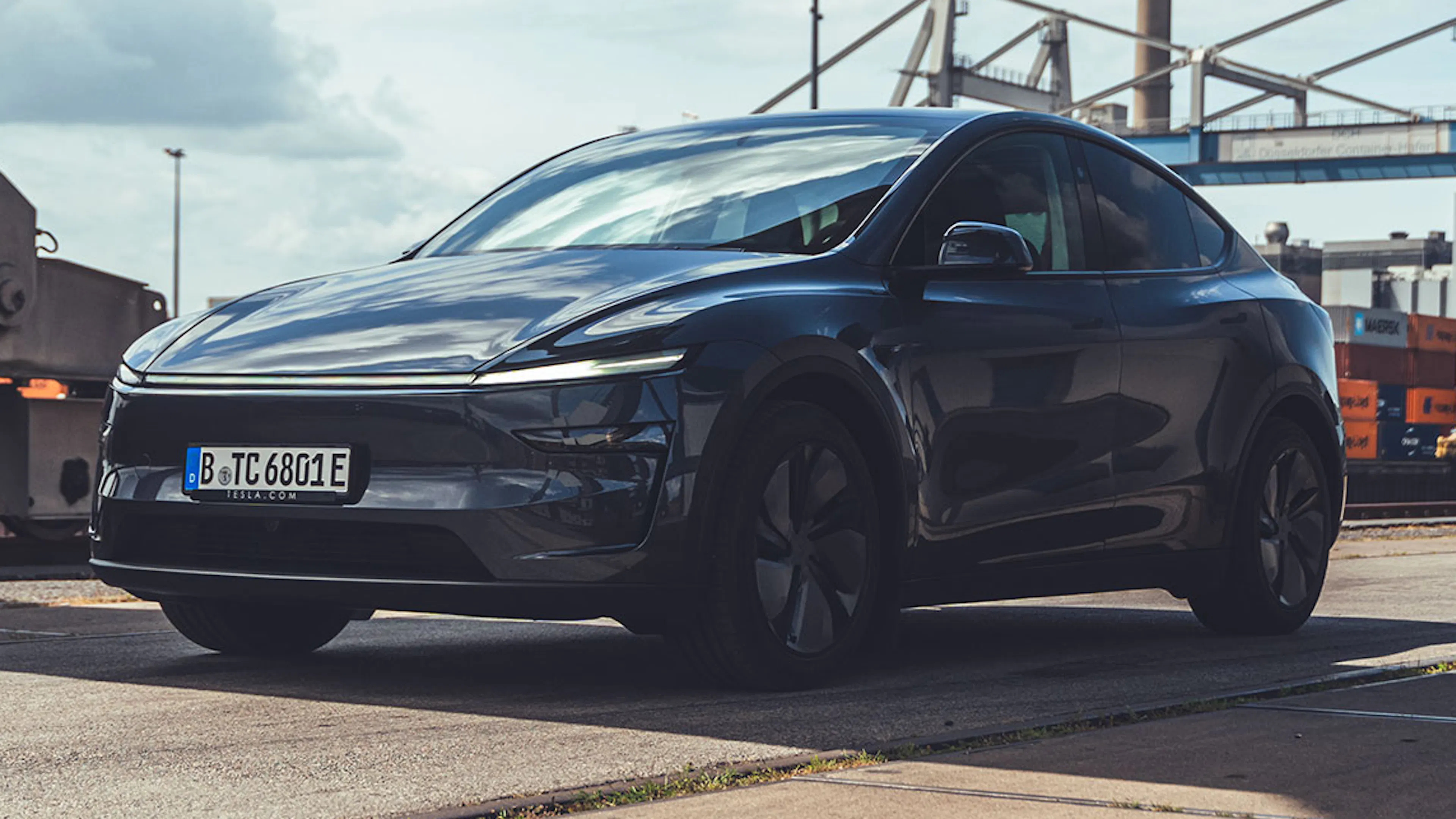 Schwarzer Model Tesla Y auf Betriebsgelände
