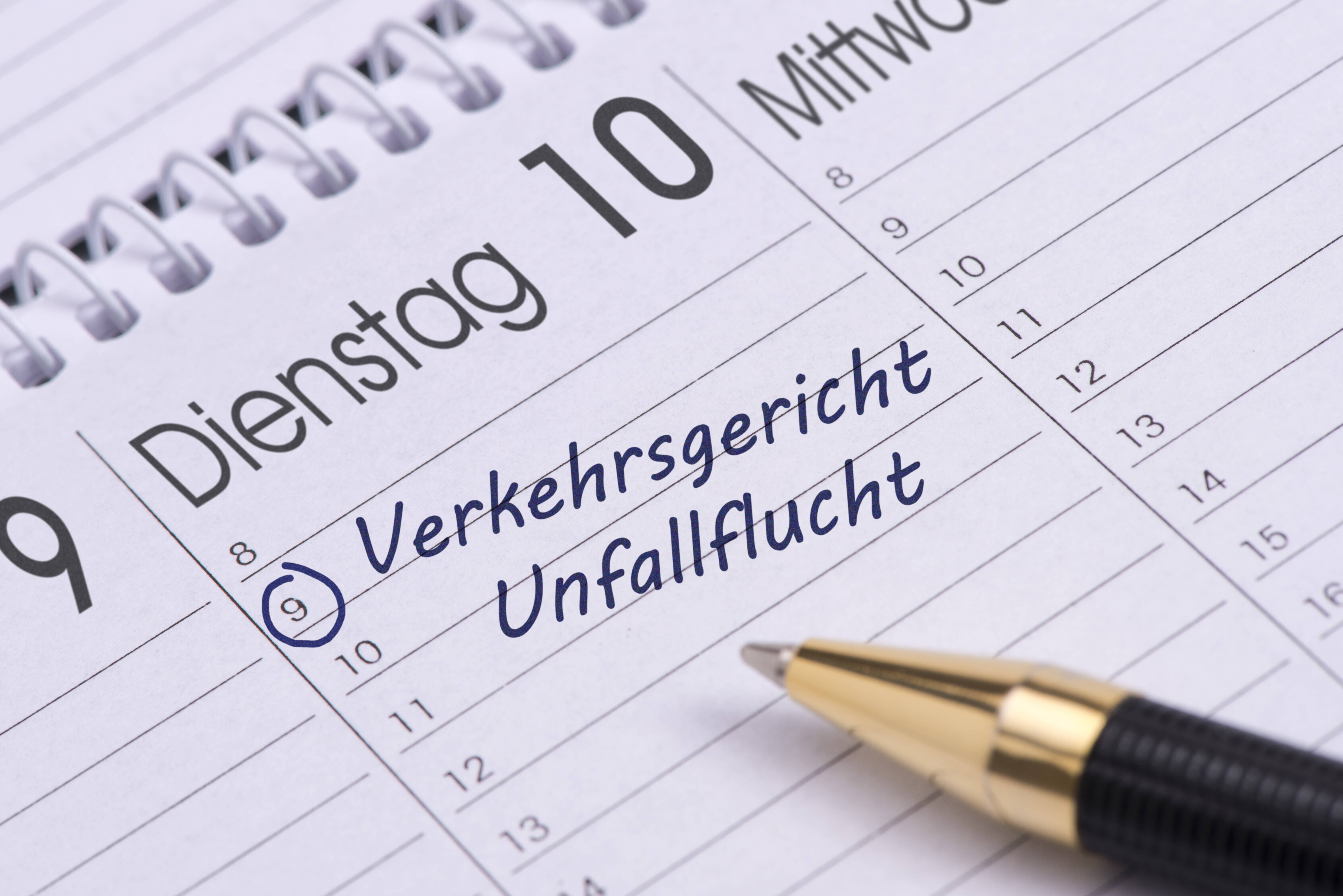 Ein Kalender zeigt den Eintrag: "Verkehrsgericht Unfallflucht".