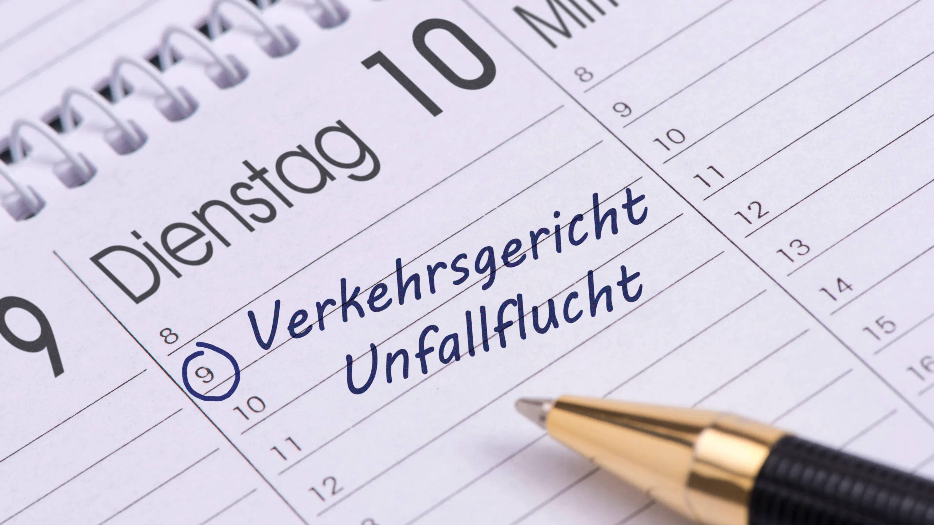 Ein Kalender zeigt den Eintrag: "Verkehrsgericht Unfallflucht".