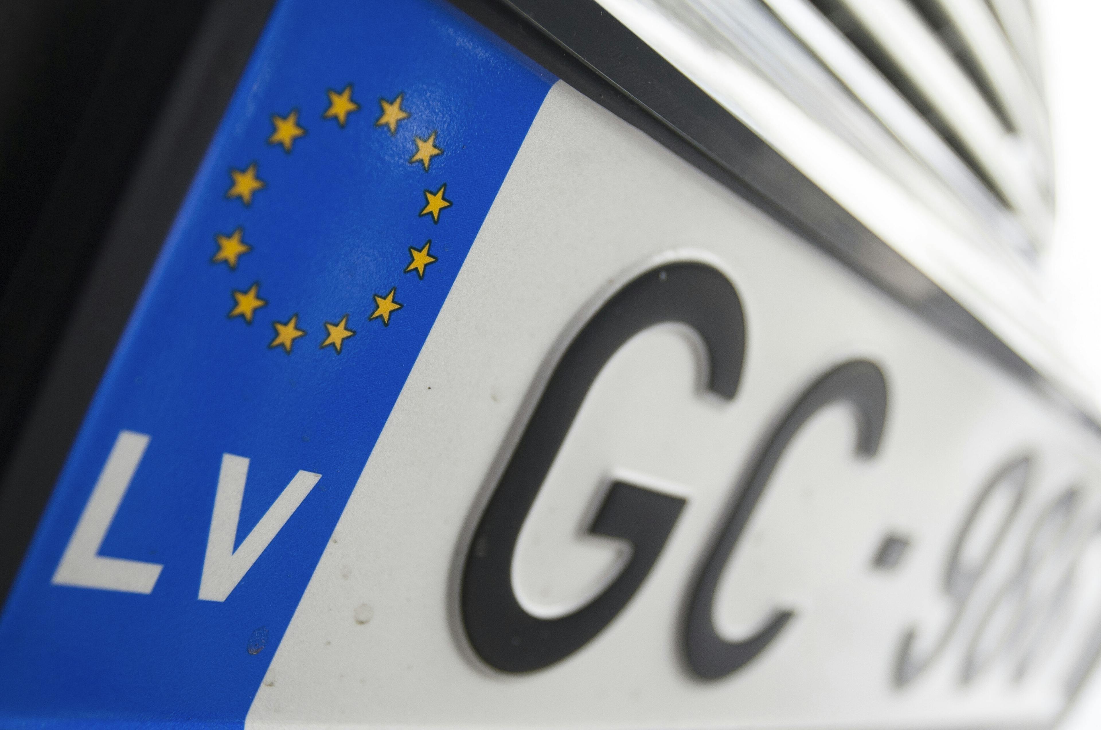 Nahaufnahme eines lettischen Kennzeichens mit Fokus auf das Länderkürzel LV.